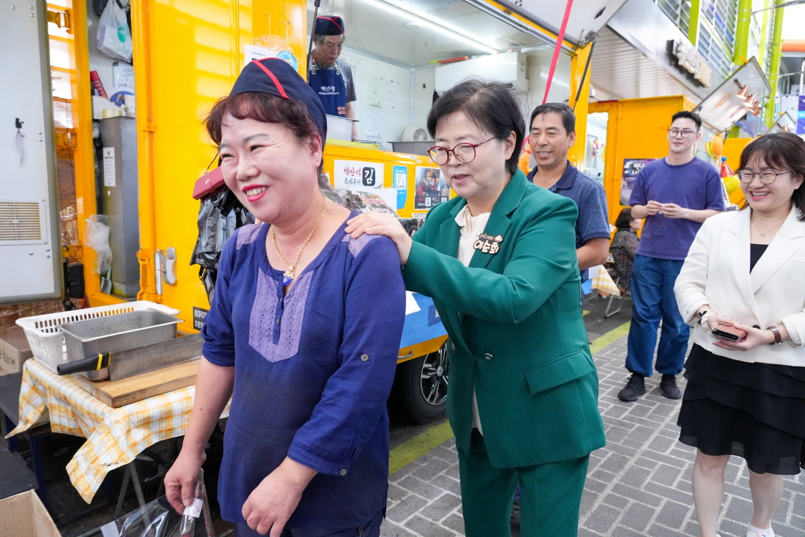 이순희(가운데) 서울 강북구청장이 추석을 앞두고 지역 전통시장인 ‘백년시장’을 찾아 상인들을 격려하고 있다. 강북구 제공