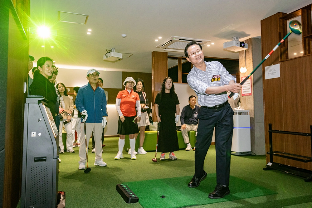 최호권(오른쪽) 서울 영등포구청장이 지난 2일 열린 ‘2025 영등포 실내 파크 골프 대회’에 참석한 가운데 실내 파크 골프를 하는 모습. 영등포구 제공