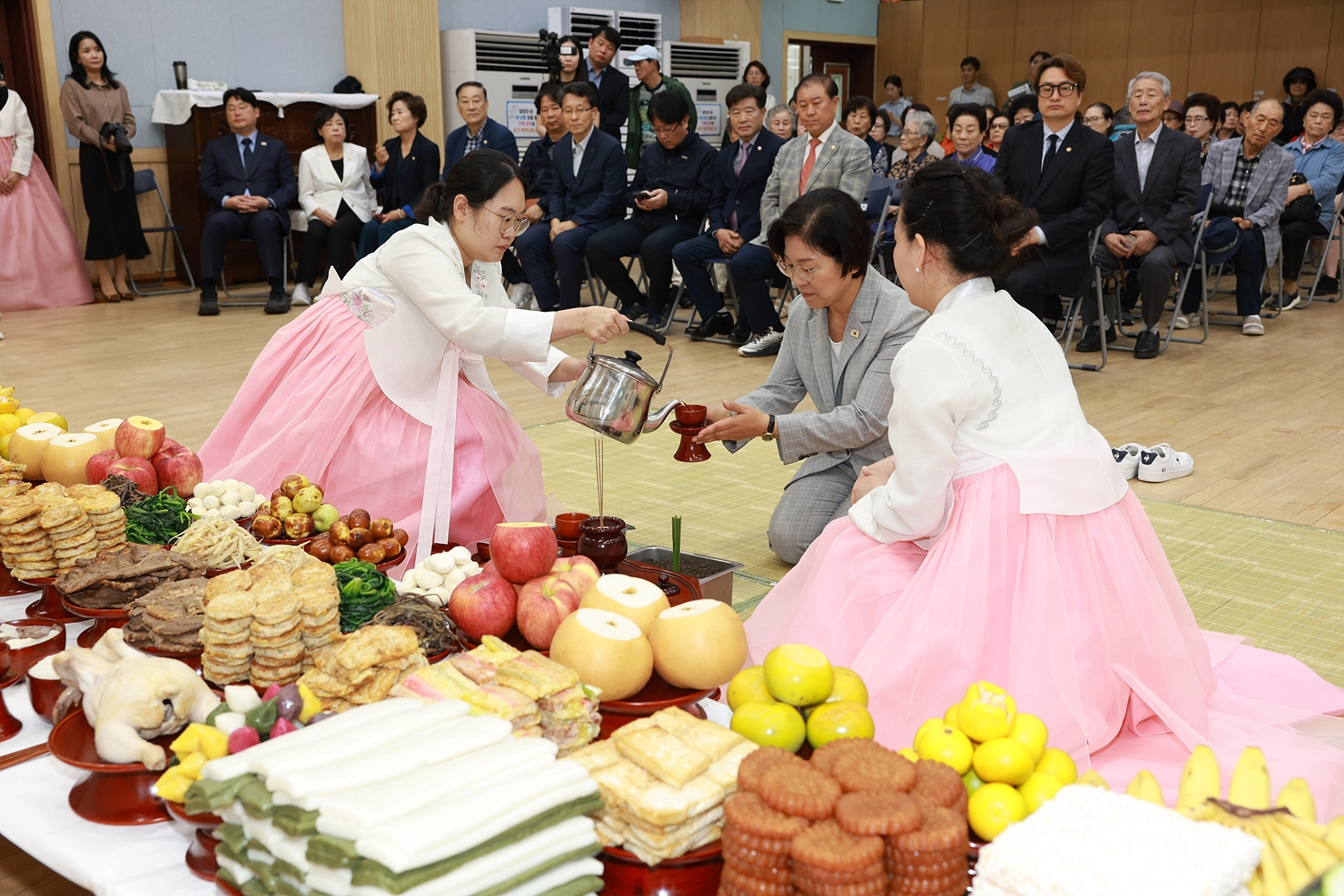 김미경(가운데) 서울 은평구청장이 지난 1일 은평노인종합복지관 2층 강당에서 열린 ‘2025 한가위 어르신 합동 차례’에 참여한 모습. 은평구 제공