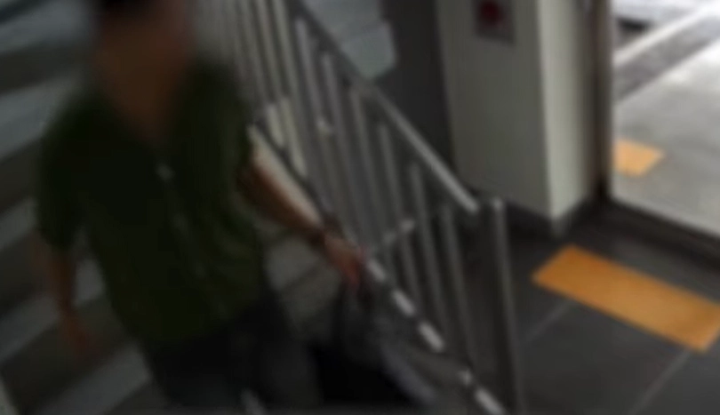 지난 6월 서울에서 한 남성이 부동산 중개인과 집을 보러 왔다가 비밀번호를 알아낸 뒤 다시 해당 집에 침입해 금품을 훔쳐 빠져나오는 모습. 경찰청 유튜브 캡처