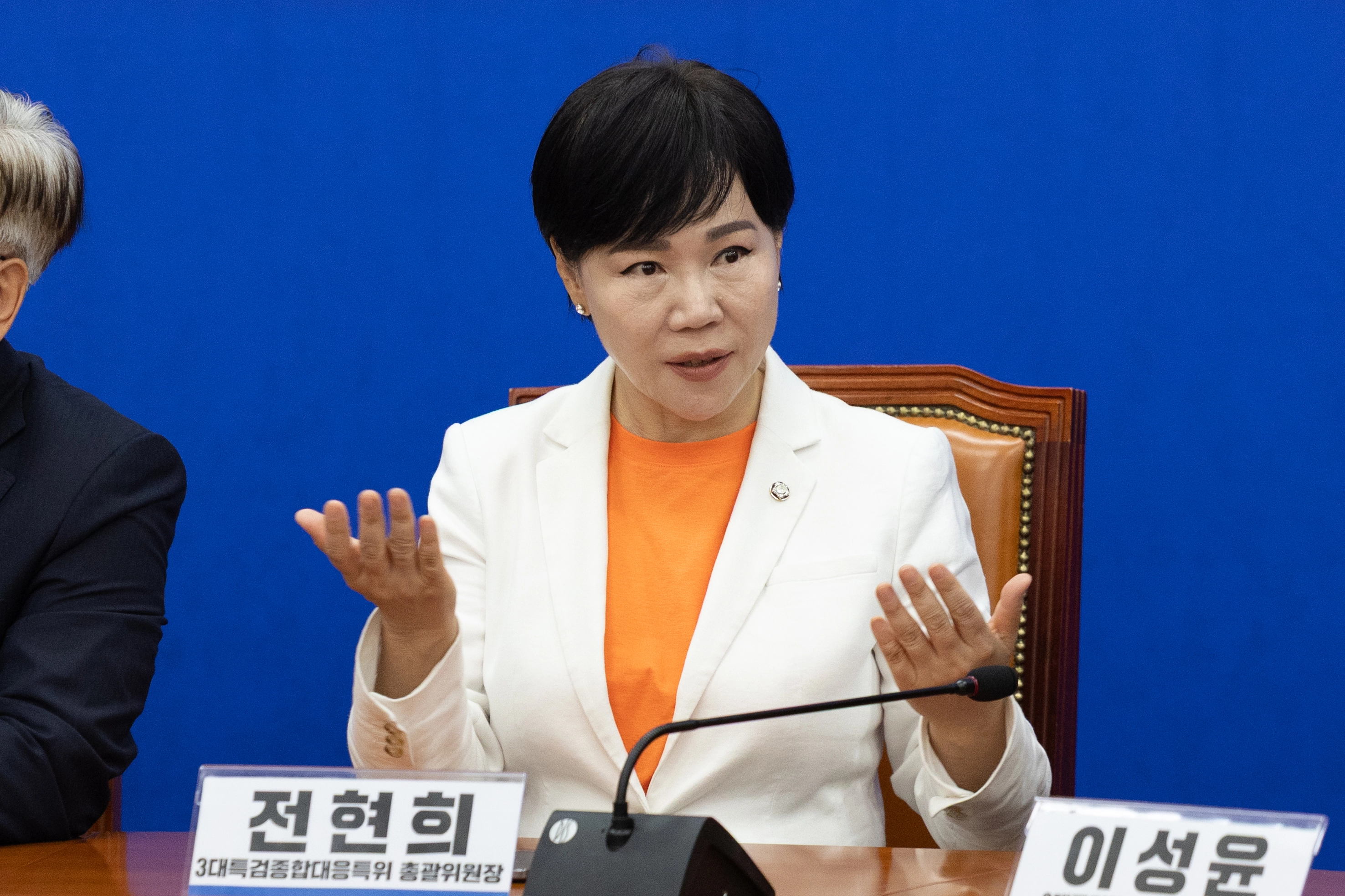 김건희 특검 검사 일선 복귀 요구 ‘대응 방안은?’  전현희 더불어민주당 3대 특검 대응특별위원장이 1일 서울 여의도 국회에서 비공개 회의에 앞서 의원들과 대화하고 있다.
뉴스1