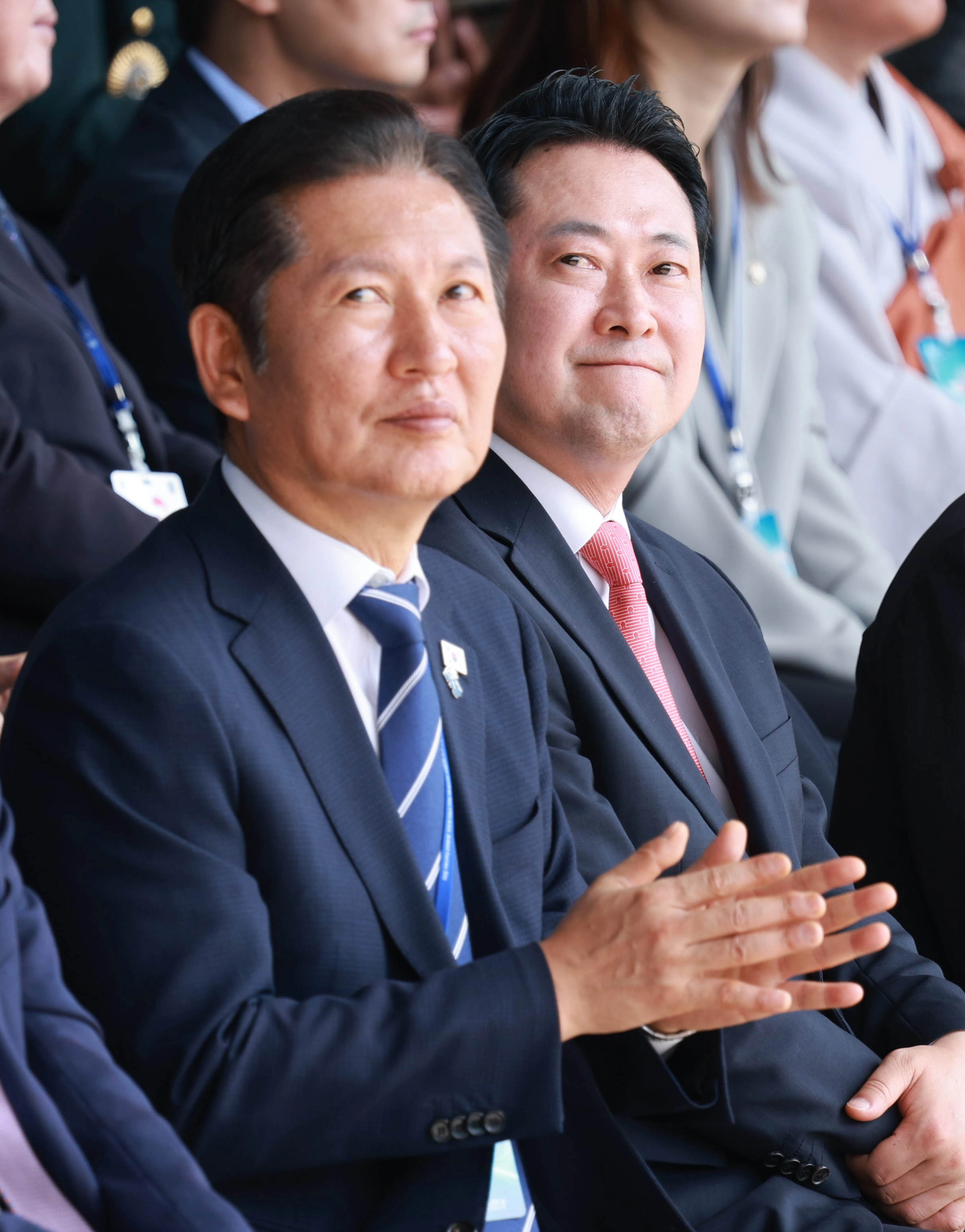 편대 비행 바라보는 여야대표  더불어민주당 정청래 대표(왼쪽)와 국민의힘 장동혁 대표가 1일 충남 계룡대 대연병장에서 열린 건군 77주년 국군의 날 기념행사에서 편대비행을 바라보고 있다. 연합뉴스