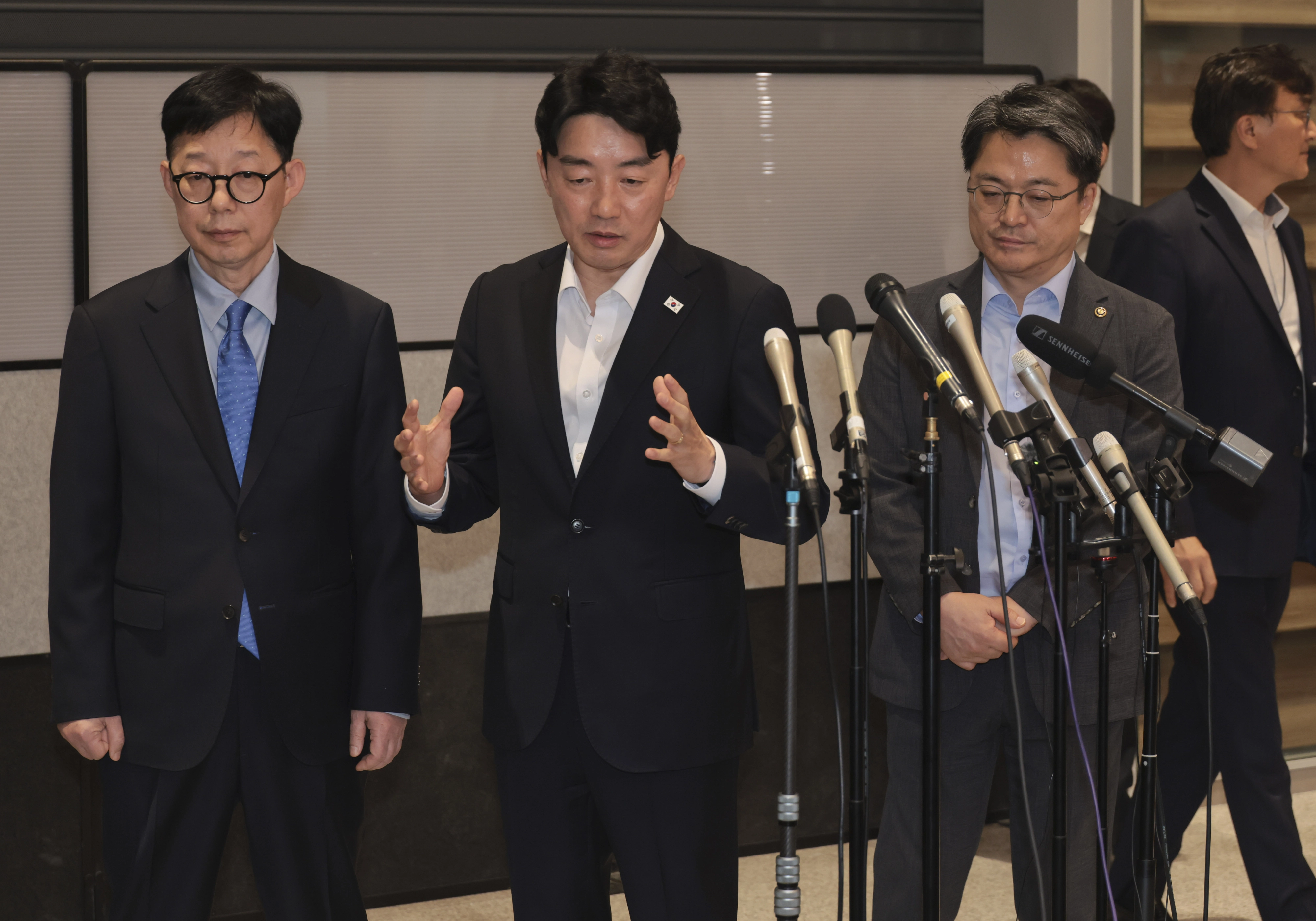 미국 조지아주에서 이민단속으로 체포·구금됐다 풀려난 현대차그룹-LG에너지솔루션 합작 배터리공장 건설 현장 직원들이 12일 오후 인천국제공항 제2여객터미널로 귀국한 가운데 강훈식 대통령 비서실장(가운데)이 취재진의 질문에 답하고 있다. 2025.9.12 홍윤기 기자