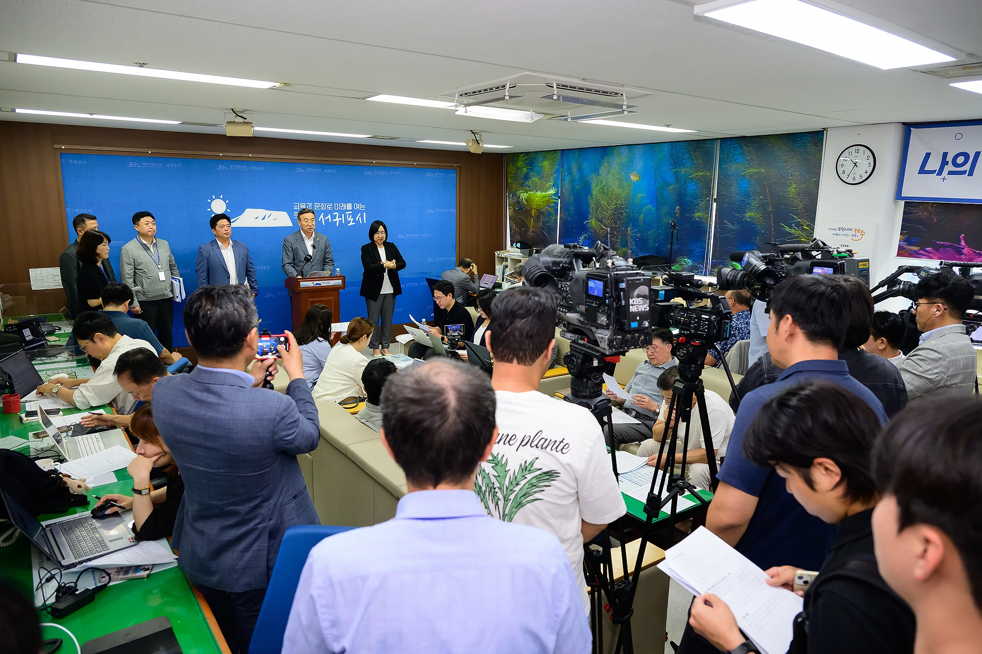 지난달 24일 서귀포시청 기자실에서 열린 오순문 서귀포시장이 서귀포관광극장 철거와 관련 브리핑을 하고 있다. 서귀포시 제공