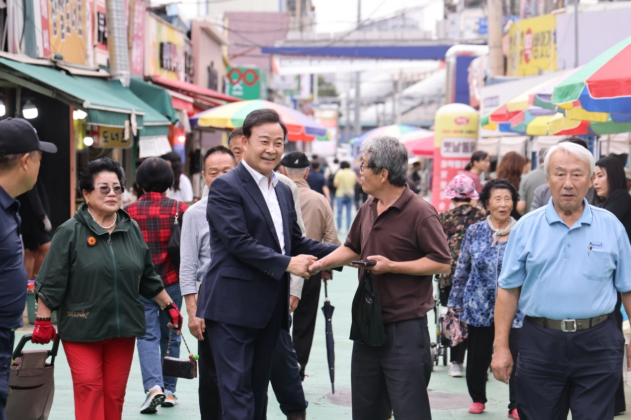 김성제 경기 의왕시장이 2일 의왕도깨비시장에 대목장을 보러온 시민과 인사하고 있다.(의왕시 제공)