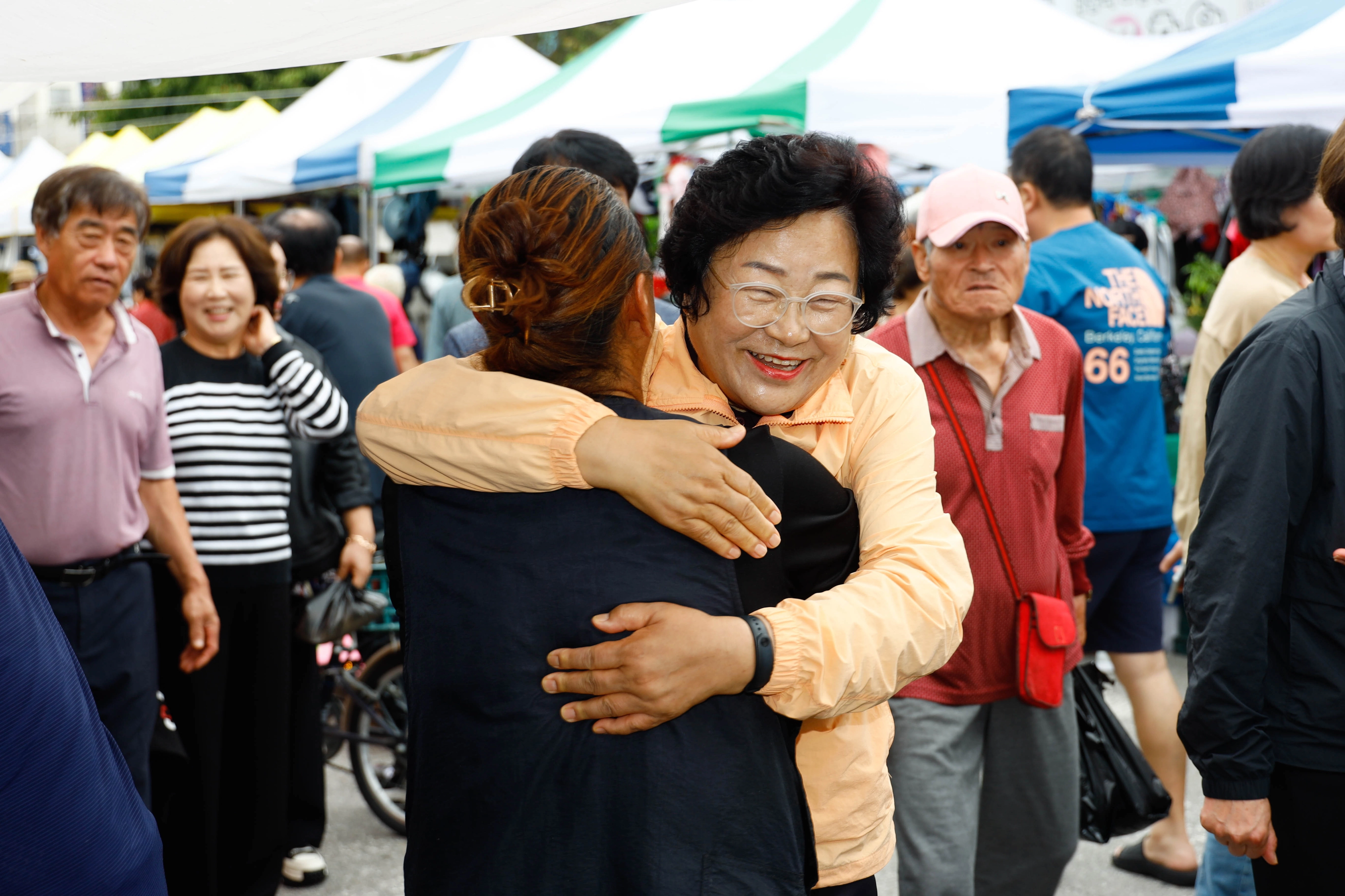 김경희 경기 이천시장이 4일 전통시장에 대목장을 보러온 시민과 포옹하고 있다. (이천시 제공)