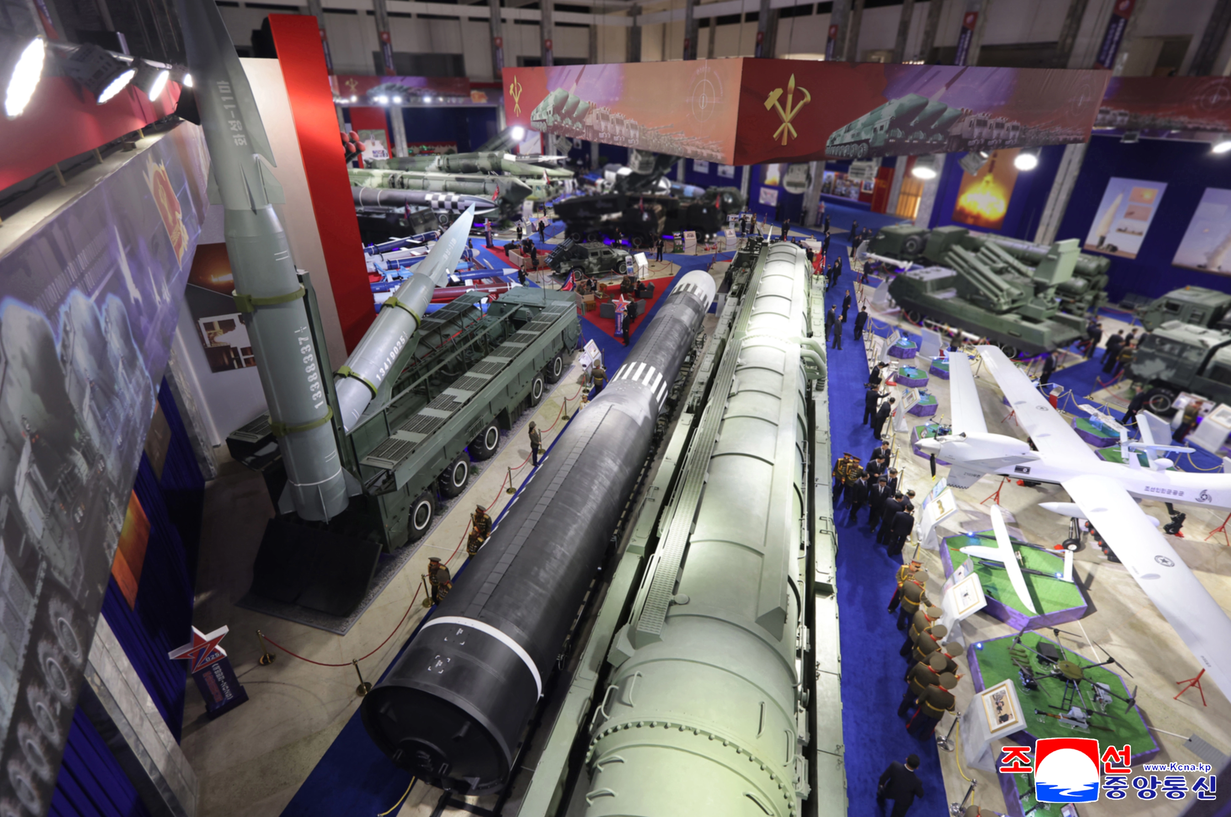 북한이 4일 개최한 무장장비전시회에서 왼쪽에 ‘화성 11마’가 적힌 미사일이 공개됐다. 2025.10.5 평양 조선중앙통신 연합뉴스