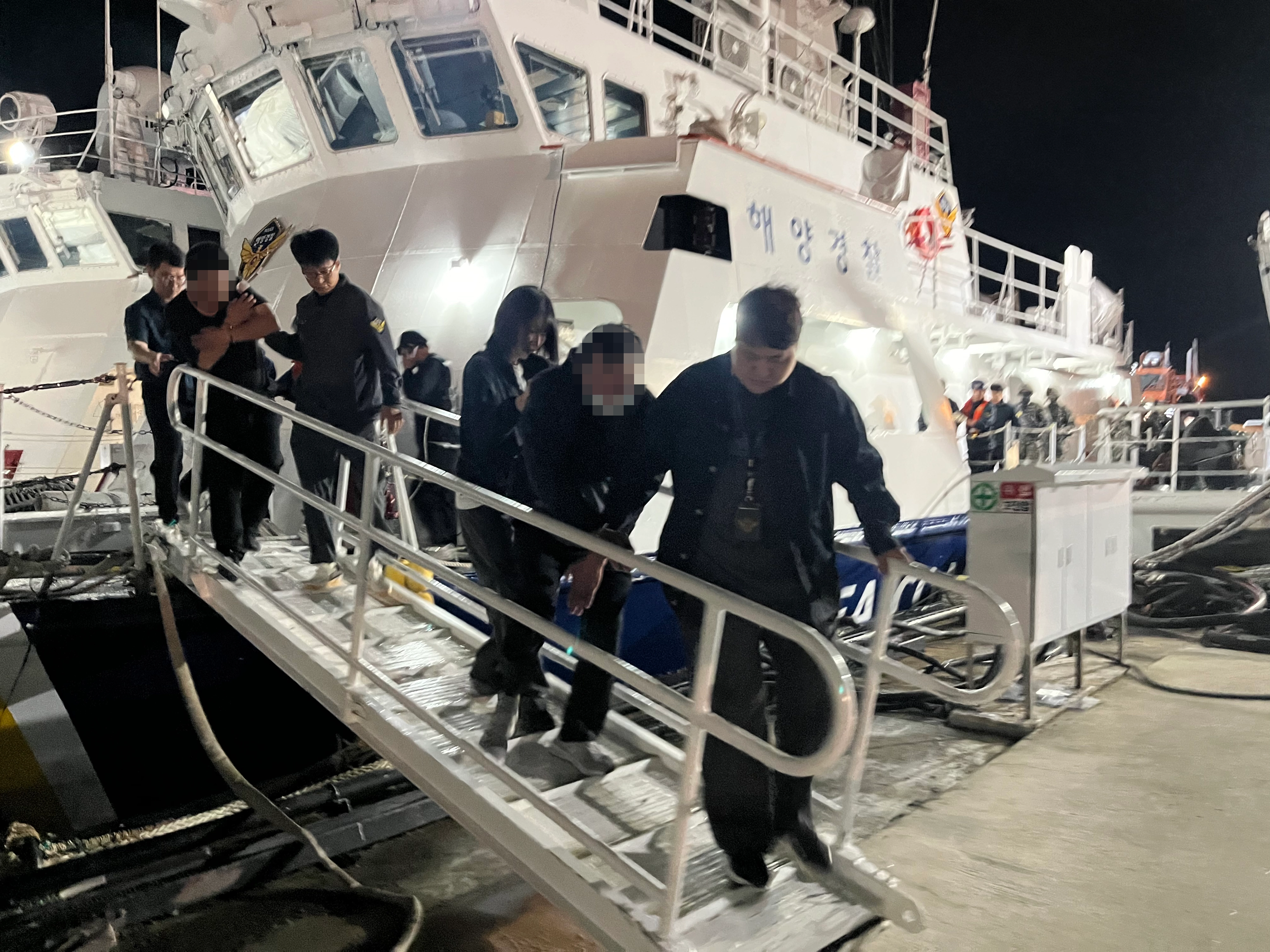 밀입국 의심 선박에 타고 있던 중국 국적 남성들. 태안해경 제공
