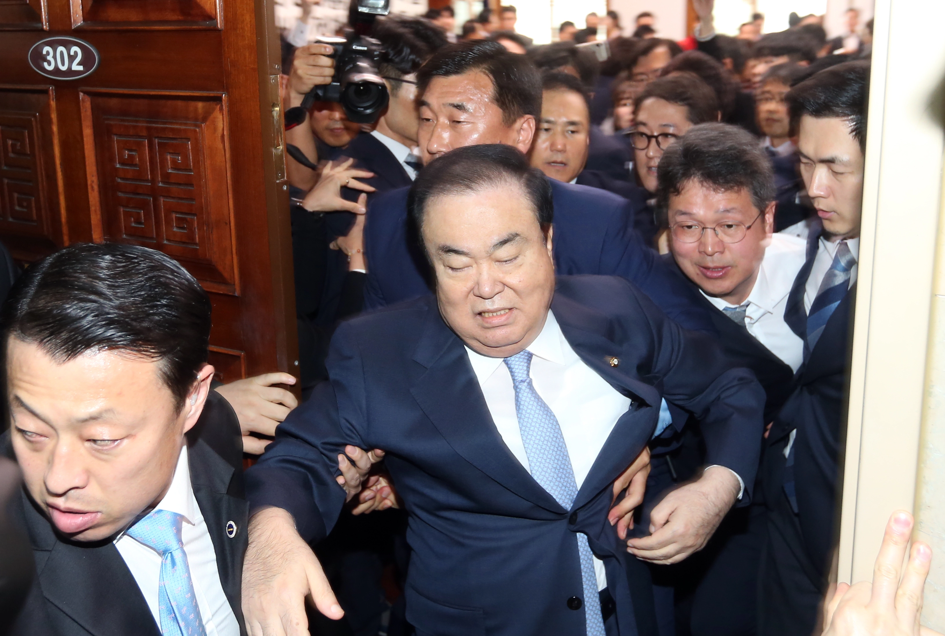 패스트트랙 지정 의장실 항의 방문  문희상 국회의장이 2019년 4월 24일 오전 서울 영등포구 여의도 국회의장실을 항의방문한 자유한국당 의원들을 피해 의장실을 나가고 있다. 서울신문 DB