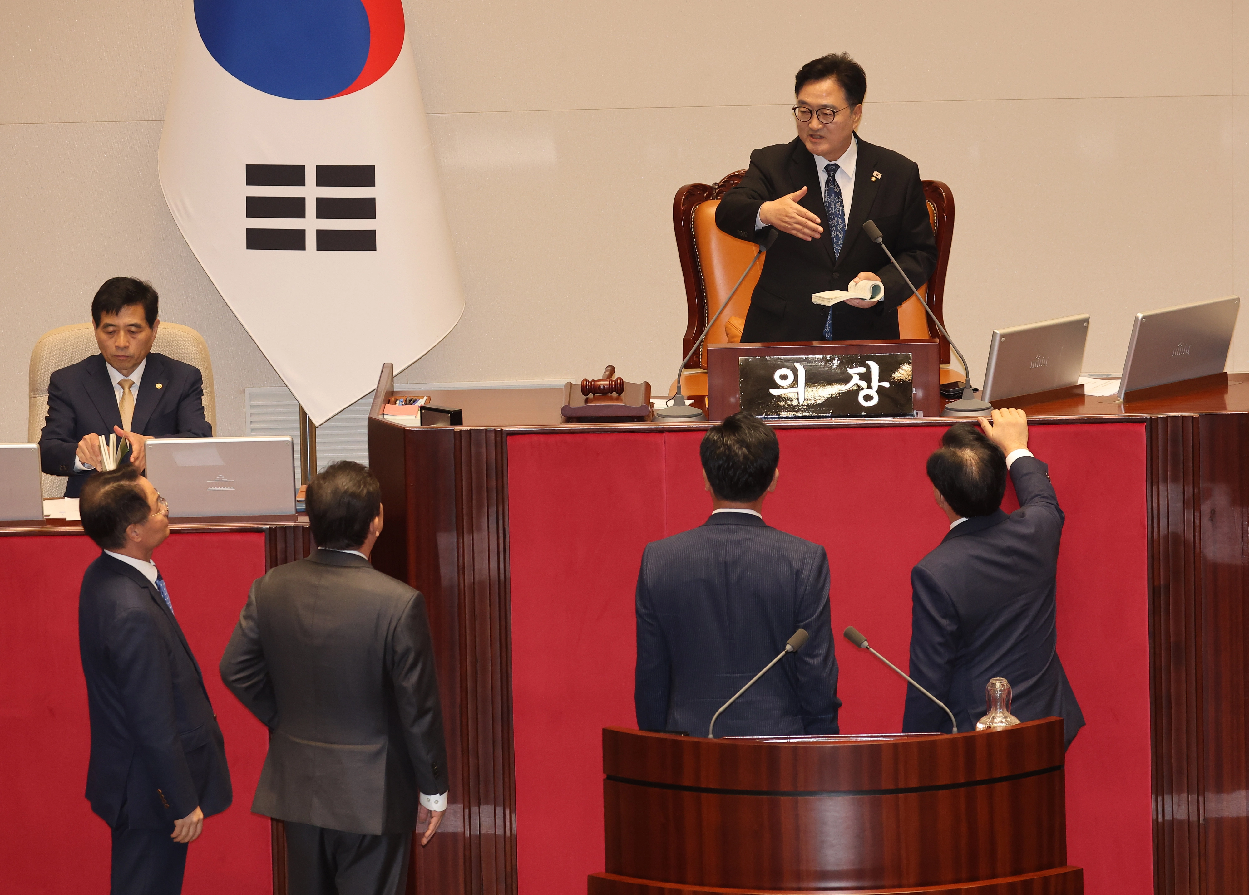 국회법 관련 이야기하는 의장과 여야 원내대표  9월 25일 서울 여의도 국회 본회의에서 신속처리안건 지정동의의 건에 대한 투표 개표가 진행되고 있는 가운데 투표수가 명패수보다 한 매 더 많이 나온 것과 관련 더불어민주당 김병기 원내대표, 허영 원내정책수석부대표, 국민의힘 송언석 원내대표, 유상범 원내수석부대표가 우원식 국회의장과 국회법에 대해 이야기하고 있다. 연합뉴스