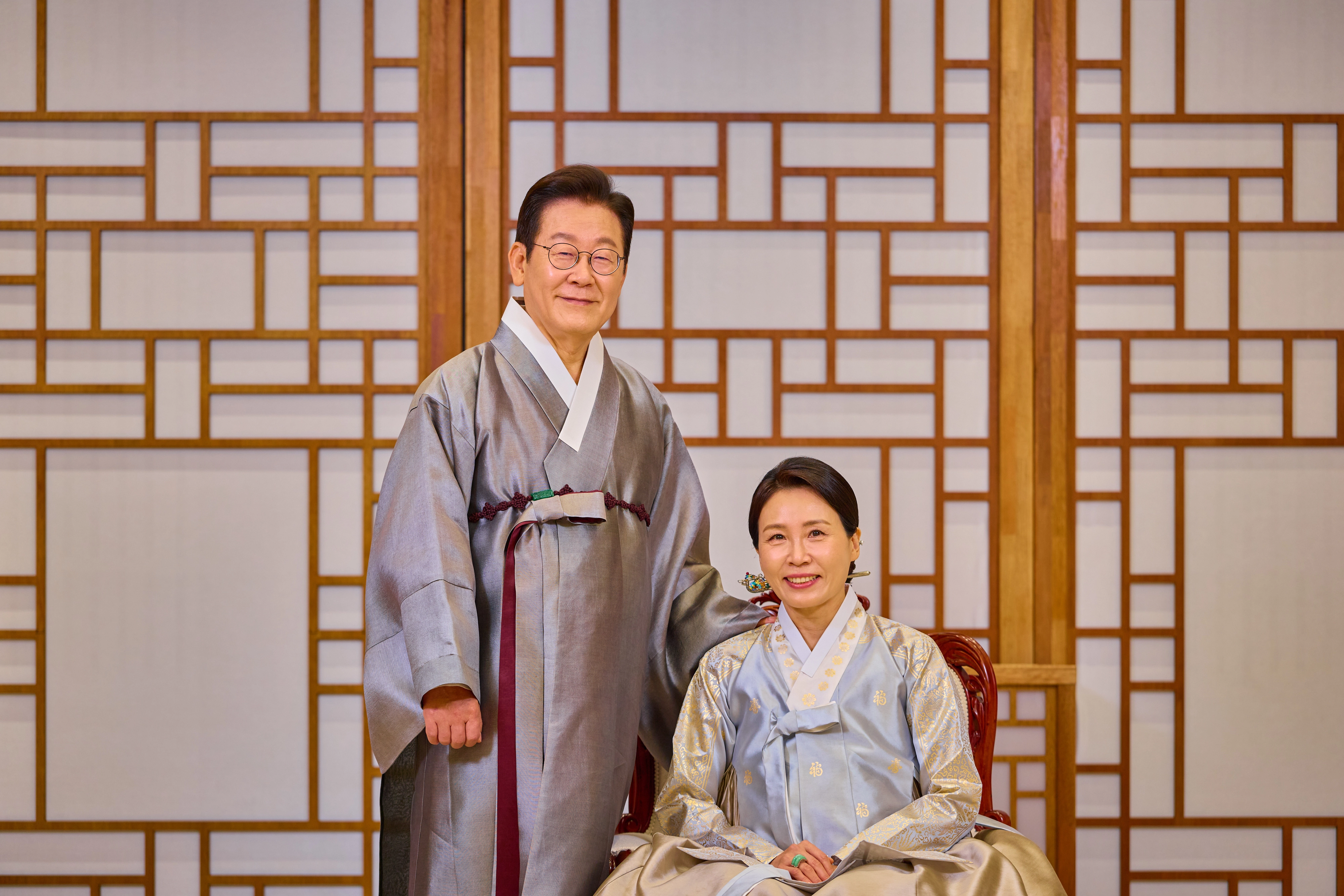 추석 메시지 전하는 이재명 대통령과 김혜경 여사  대통령실은 이재명 대통령과 김혜경 여사가 한복 차림으로 명절 인사를 하는 모습을 7일 소셜미디어(SNS)에 공개했다. 2025.10.7 이재명 대통령 SNS
