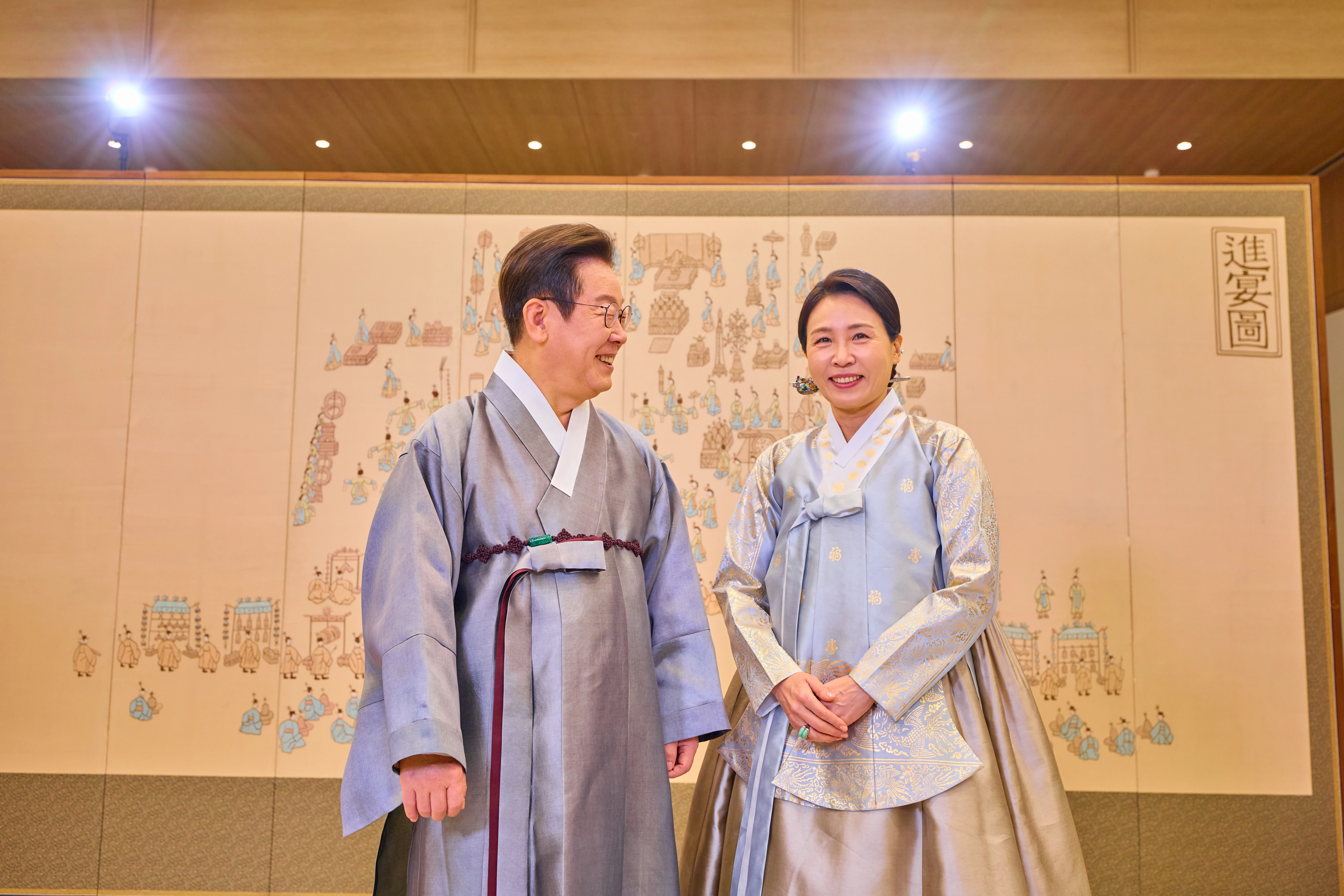 추석 메시지 전하는 이재명 대통령과 김혜경 여사  대통령실은 이재명 대통령과 김혜경 여사가 한복 차림으로 명절 인사를 하는 모습을 7일 소셜미디어(SNS)에 공개했다. 2025.10.7 이재명 대통령 SNS