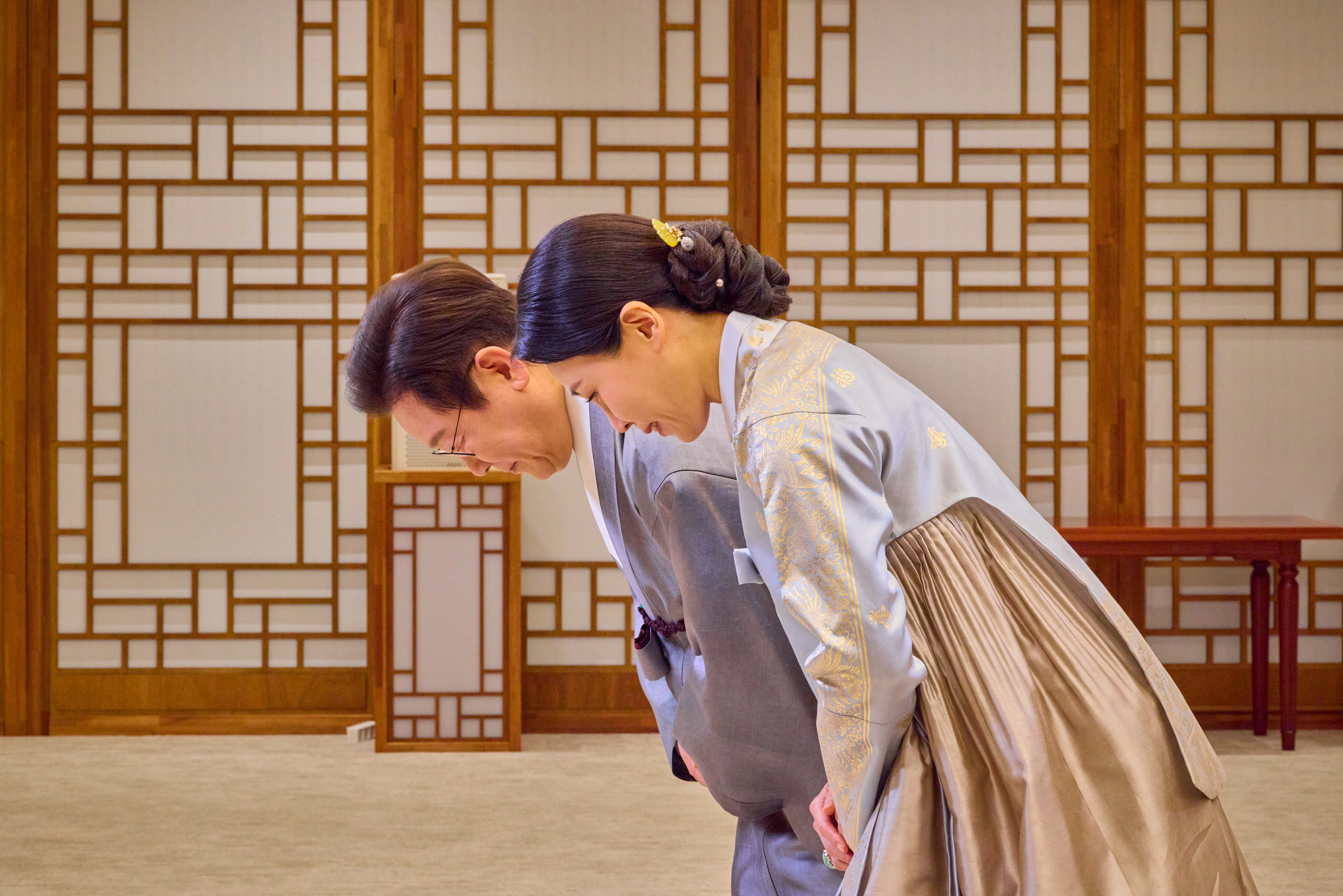 추석 메시지 전하는 이재명 대통령과 김혜경 여사  대통령실은 이재명 대통령과 김혜경 여사가 한복 차림으로 명절 인사를 하는 모습을 7일 소셜미디어(SNS)에 공개했다. 2025.10.7 이재명 대통령 SNS