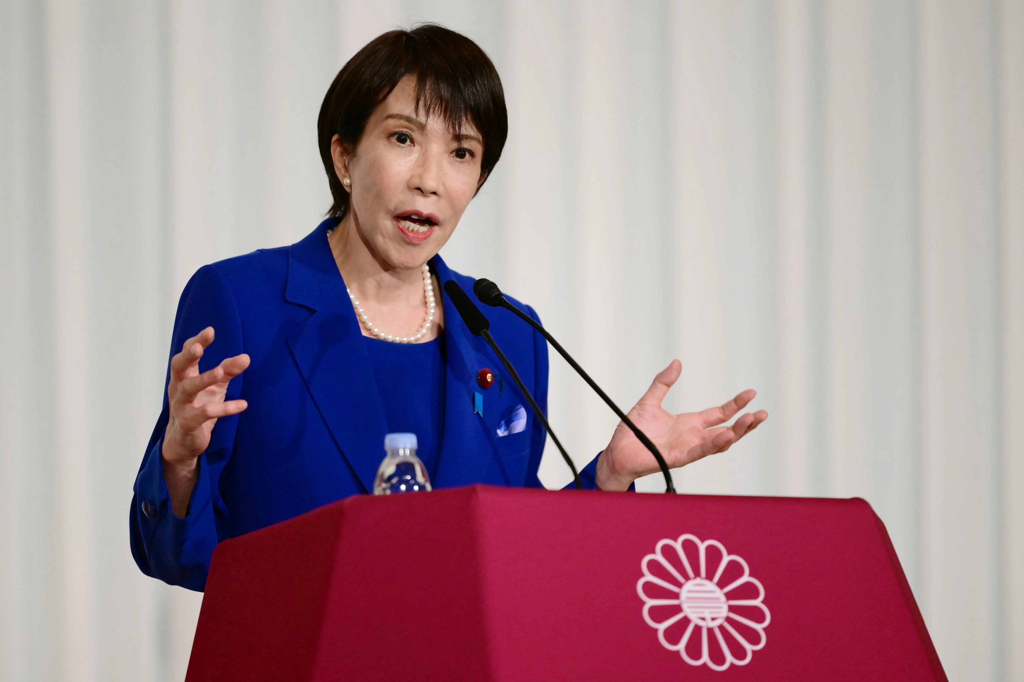 일본 자유민주당 총재 선거에서 당선된 다카이치 사나에 일본 전 경제안보담당상이 4일 일본 도쿄 자유민주당 당사에서 기자회견을 하고 있다. 있다. 2025.10.04 AP 뉴시스