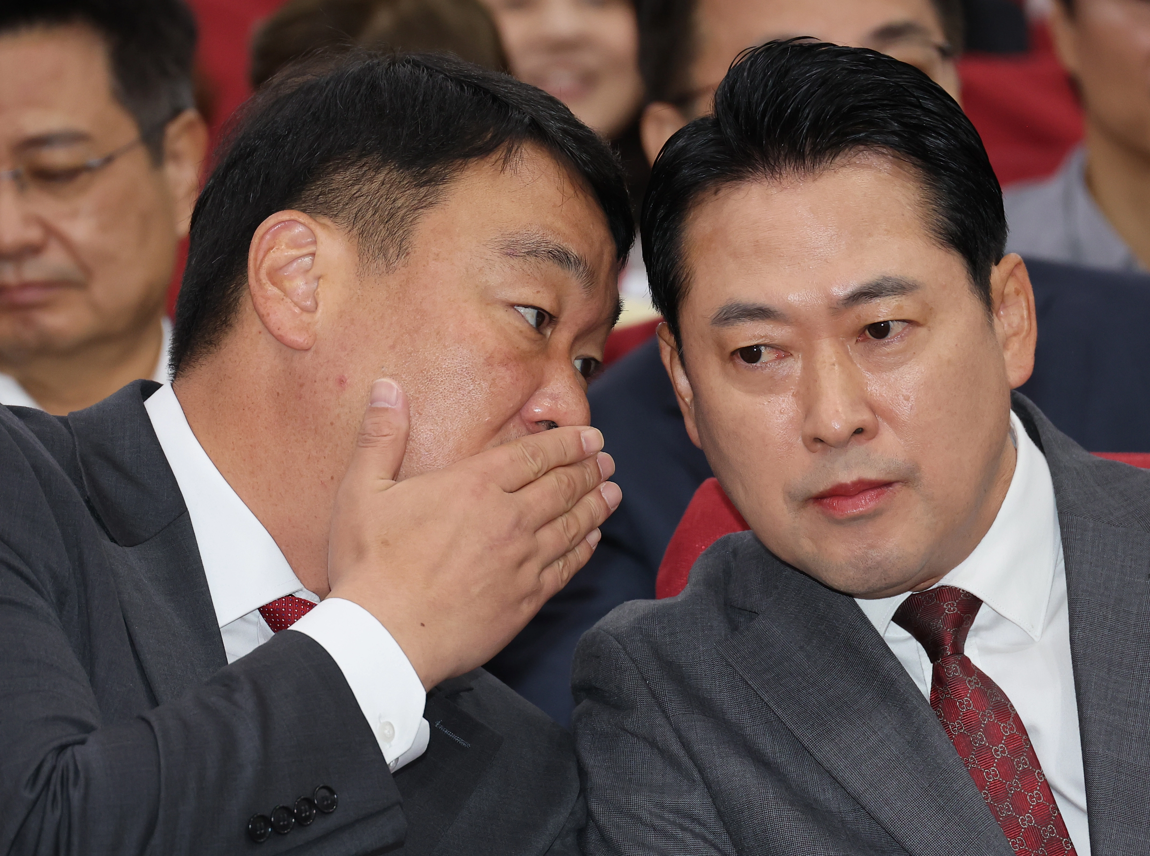 정희용 사무총장 얘기 듣는 장동혁 대표  9월 30일 서울 여의도 국회 의원회관에서 열린 토론회 ‘디지털 금융 혁신의 도전 : 원화 스테이블코인 도입 쟁점과 바람직한 제도적 체계’에서 국민의힘 장동혁 대표가 정희용 사무총장의 말을 듣고 있다. 연합뉴스