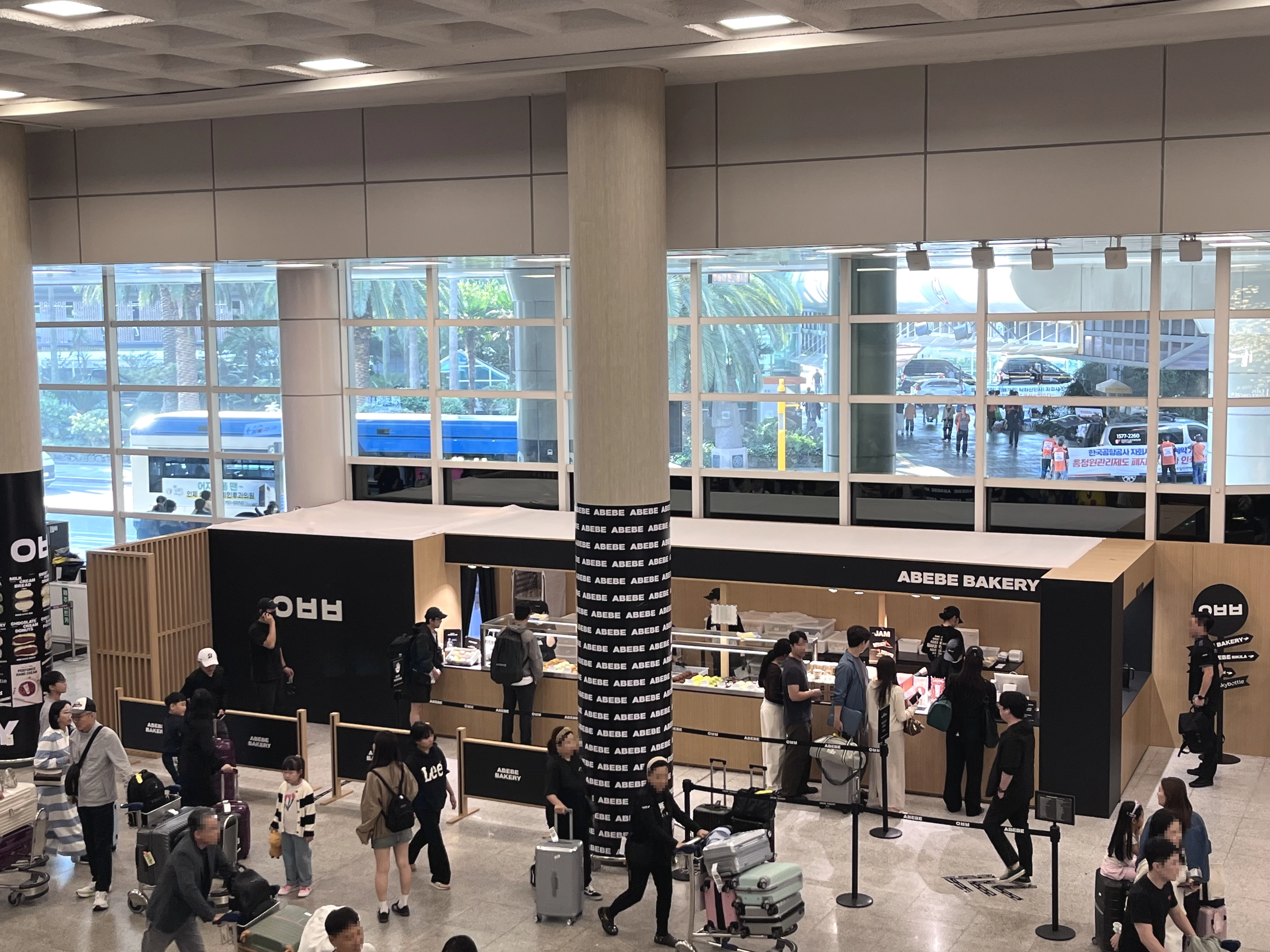 제주로컬브랜드 ‘아베베베이커리’ 팝업스토어가 다시 한 번 오픈해 제주를 찾는 여행객의 입맛을 사로잡고 있다. 한국공항공사 제주공항 제공
