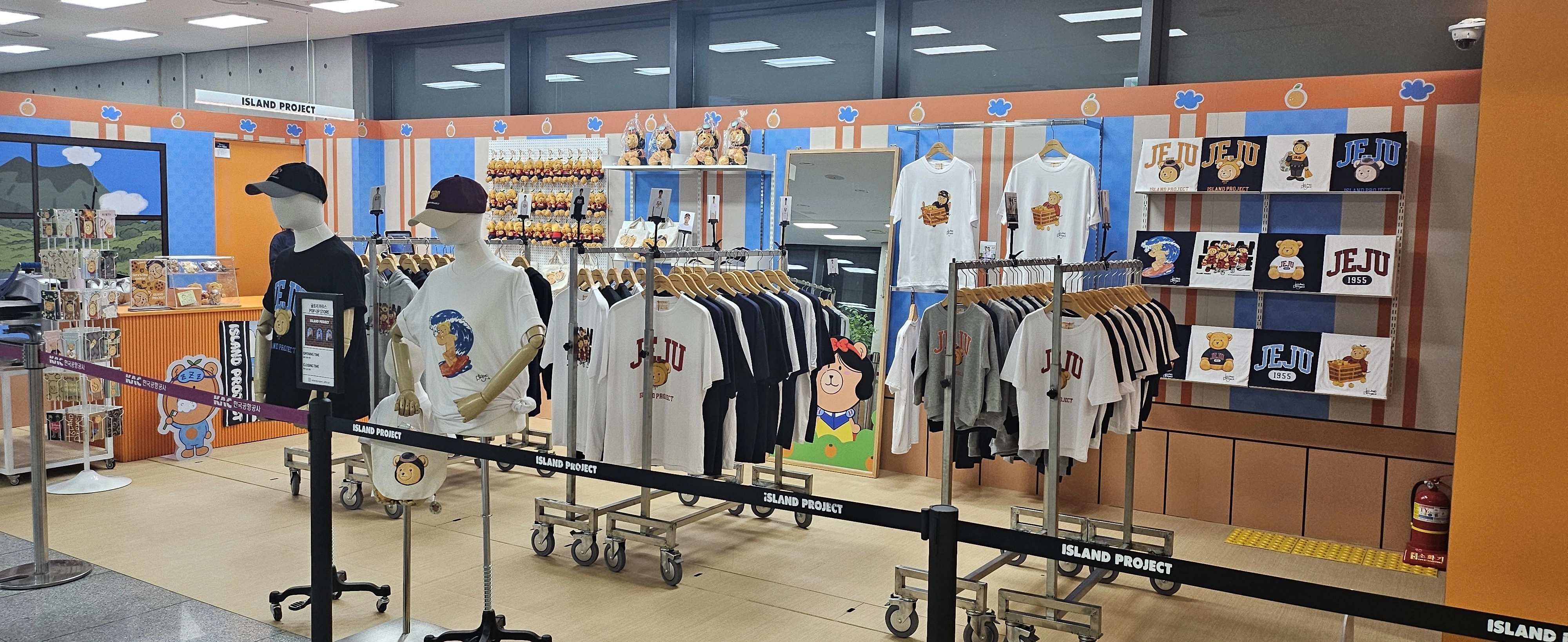 제주공항 렌터카하우스에 자리한 제주감귤과 해녀를 재해석한 로컬감성 티셔츠, 모자 등을 판매하는 ‘아일랜드 프로젝트’ 매장. 제주 강동삼 기자