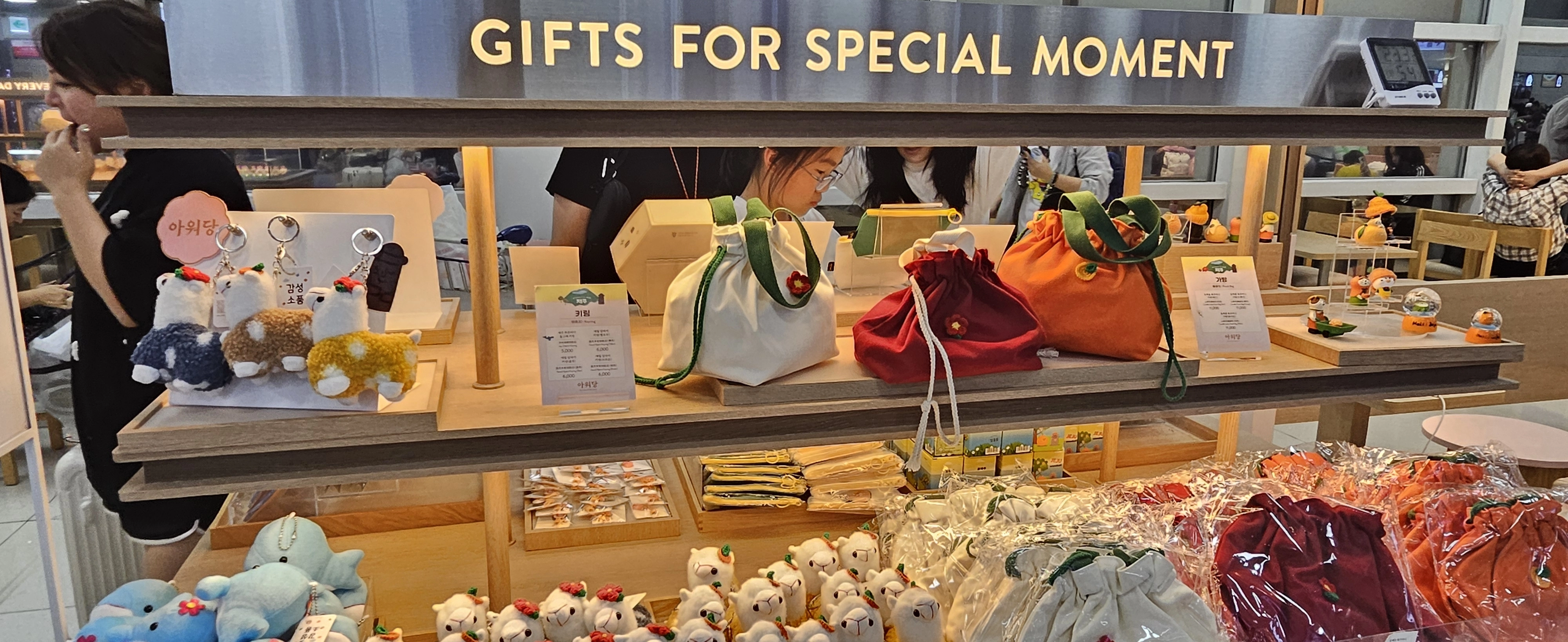 제주공항 3층 출발장 국제선 근처에 자리한 아워당 빵집카페에선 다양한 제주산 선물용품들도 판매하고 있다. 제주 강동삼 기자