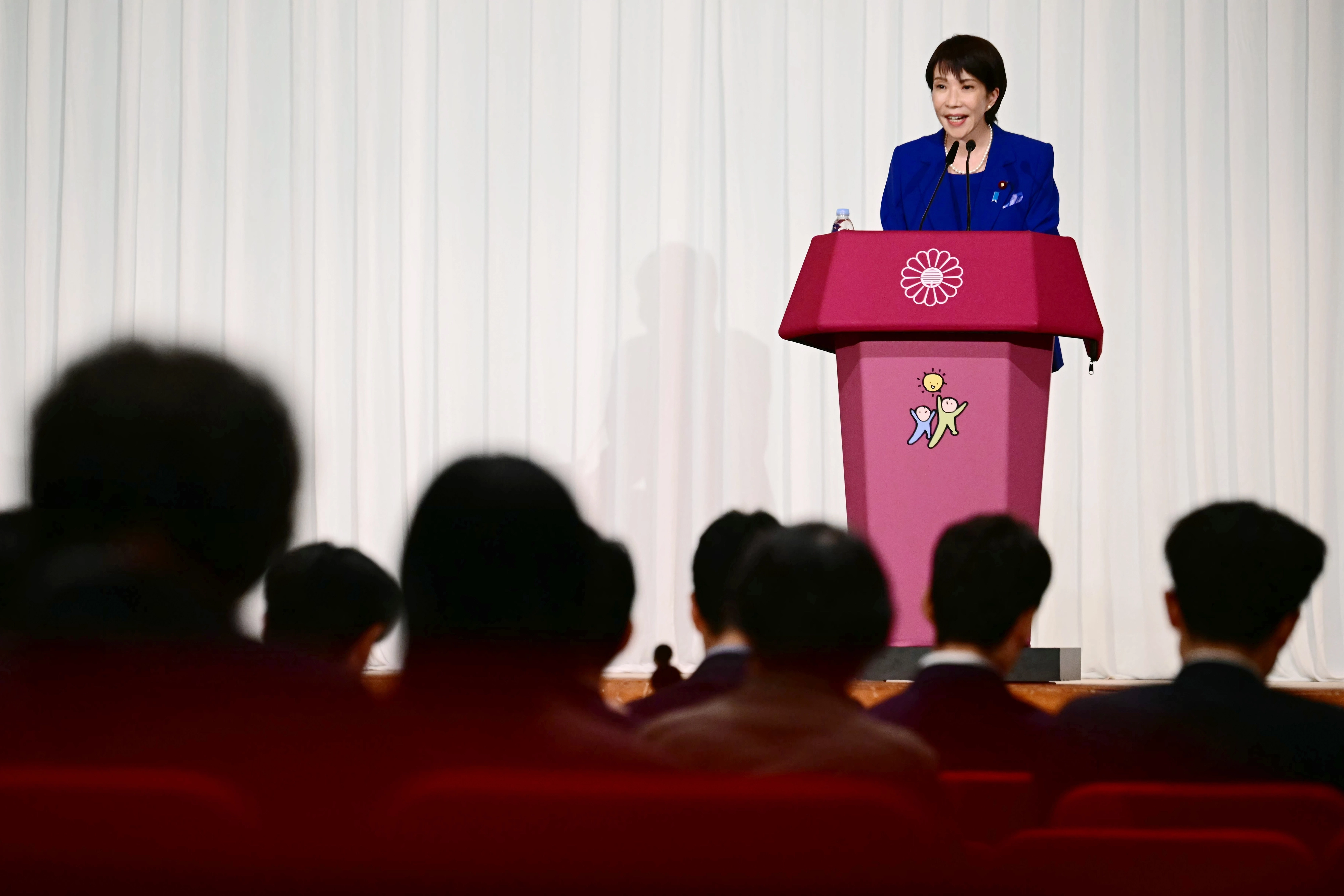 일본 집권여당인 자민당의 새 총재로 선출된 다카이치 사나에가 당선 확정 직후인 지난 4일 도쿄에서 열린 기자회견에서 발언하고 있다.
도쿄 AFP 연합뉴스