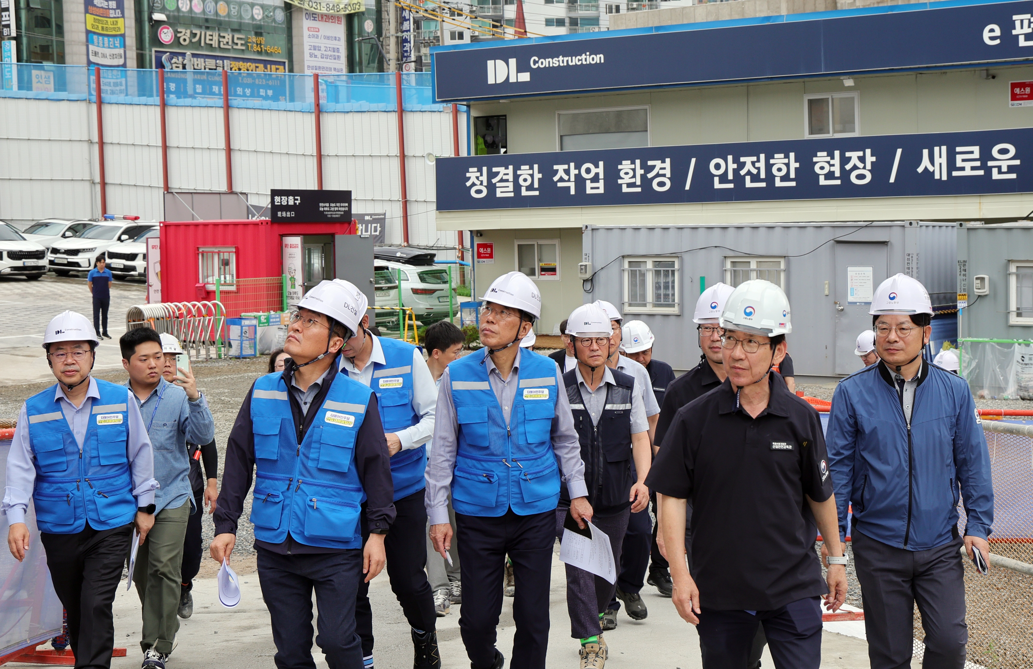 더불어민주당 산업재해예방 테스크포스(TF) 김주영 단장, 박해철 간사 등이 지난 8월 노동자가 추락 사망한 의정부 DL건설 아파트 신축 공사 현장을 방문하고 있다. 연합뉴스
