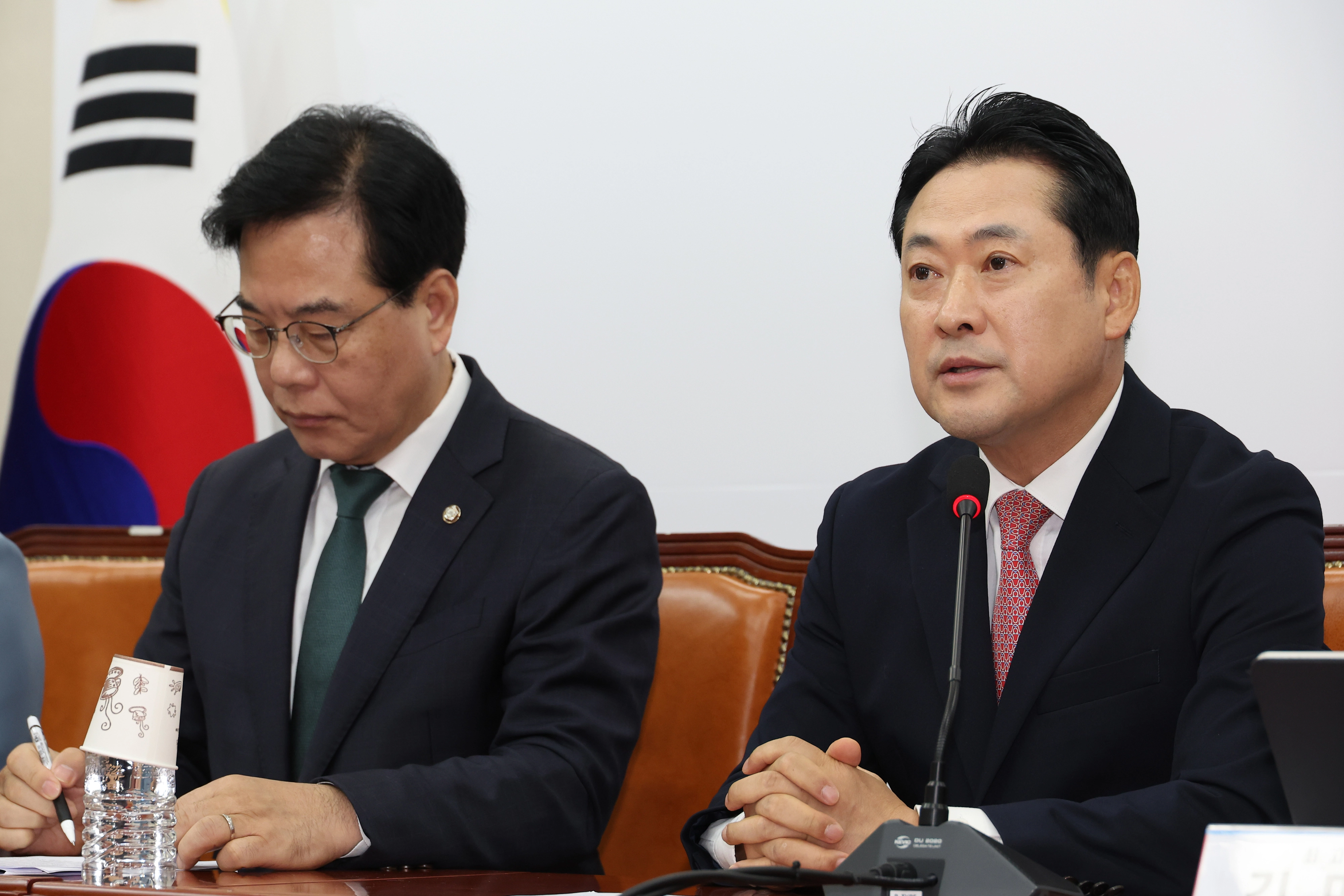 장동혁(오른쪽) 국민의힘 대표가 9일 국회에서 최고위원회의를 주재하고 있는 모습. 왼쪽은 송언석 원내대표.
연합뉴스
