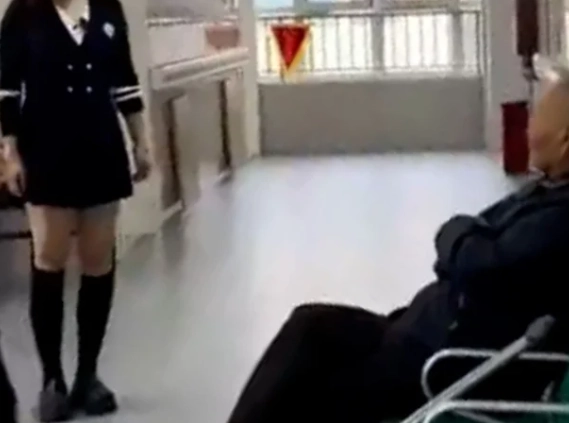 중국의 한 요양원에서 노인들에게 약 복용을 권장한다는 명목으로 미니스커트 차림의 여성이 선정적인 춤을 추는 영상을 올려 논란이 일고 있다. 소셜미디어(SNS)