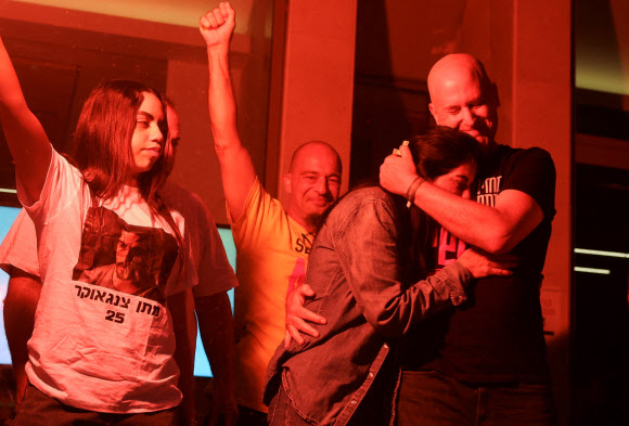 이스라엘 인질 마탄 장가우커의 여동생이자 어머니인 나탈리 장가우커와 에이나브 장가우커가 도널드 트럼프 미국 대통령이 이스라엘과 하마스가 합의했다고 발표한 후 축하 행사에서 반응하고 있습니다.2025-10-09 로이터=연합뉴스