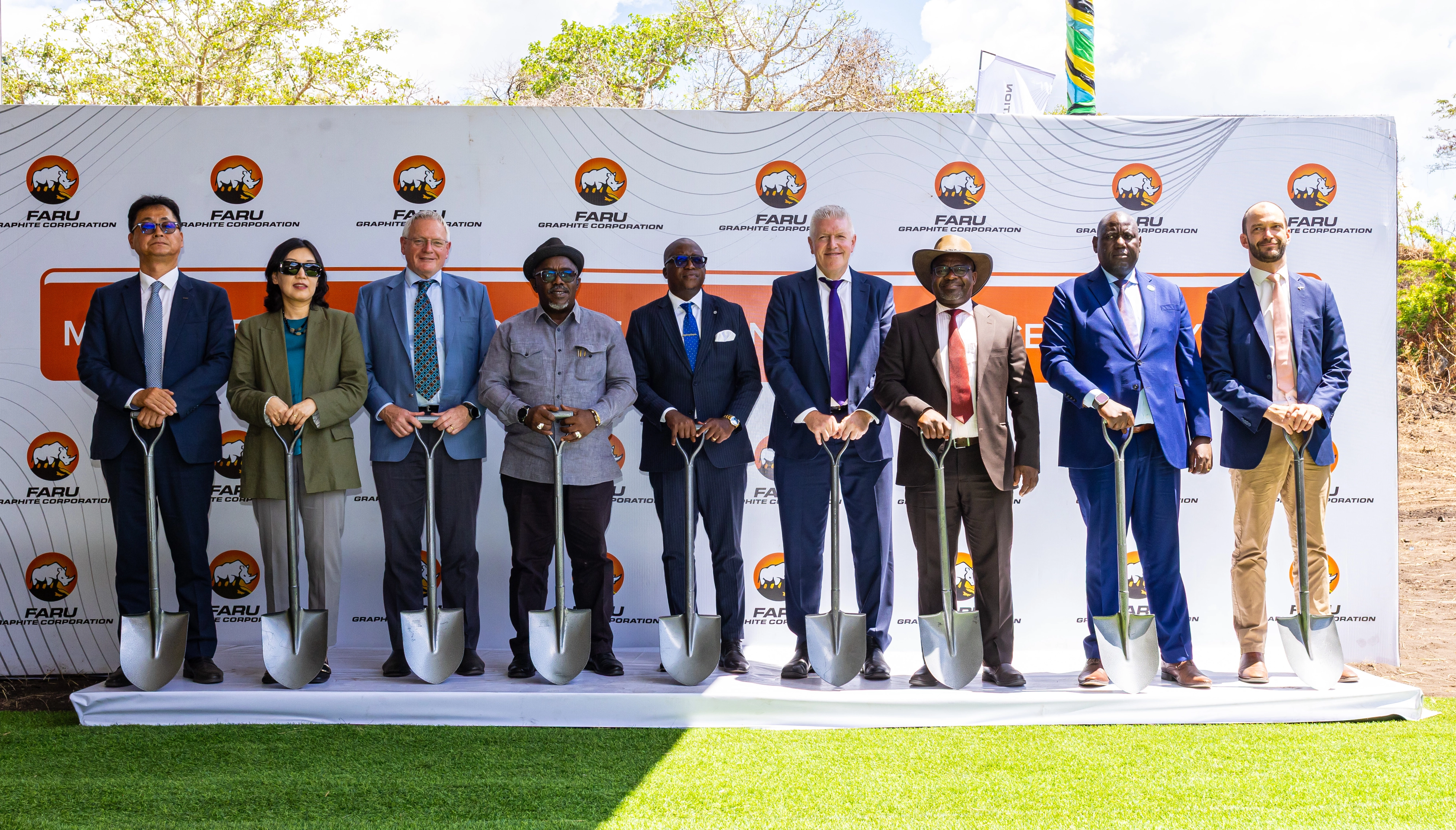 탄자니아 마헨게 흑연 광산 관계자들이 착공식에서 기념촬영을 하고 있다. 왼쪽부터 김대영 포스코인터내셔널 중남아프리카지역담당, 안은주 주탄자니아대한민국대사, 존 드브리스 블랙록마이닝 CEO, 아담 키고마 말리마 탄자니아 모로고로 주지사, 앤서니 마분데 탄자니아 광물부 장관, 리처드 크룩스 블랙록마이닝 사외이사, 니헤미야 캬안도 메체추 탄자니아 재무부 국유자산청장, 보마 라발라 탄자니아 CRDB은행 최고영업책임자, 크리스토퍼 엘링거 주케냐대한민국부대사. 포스코인터내셔널 제공