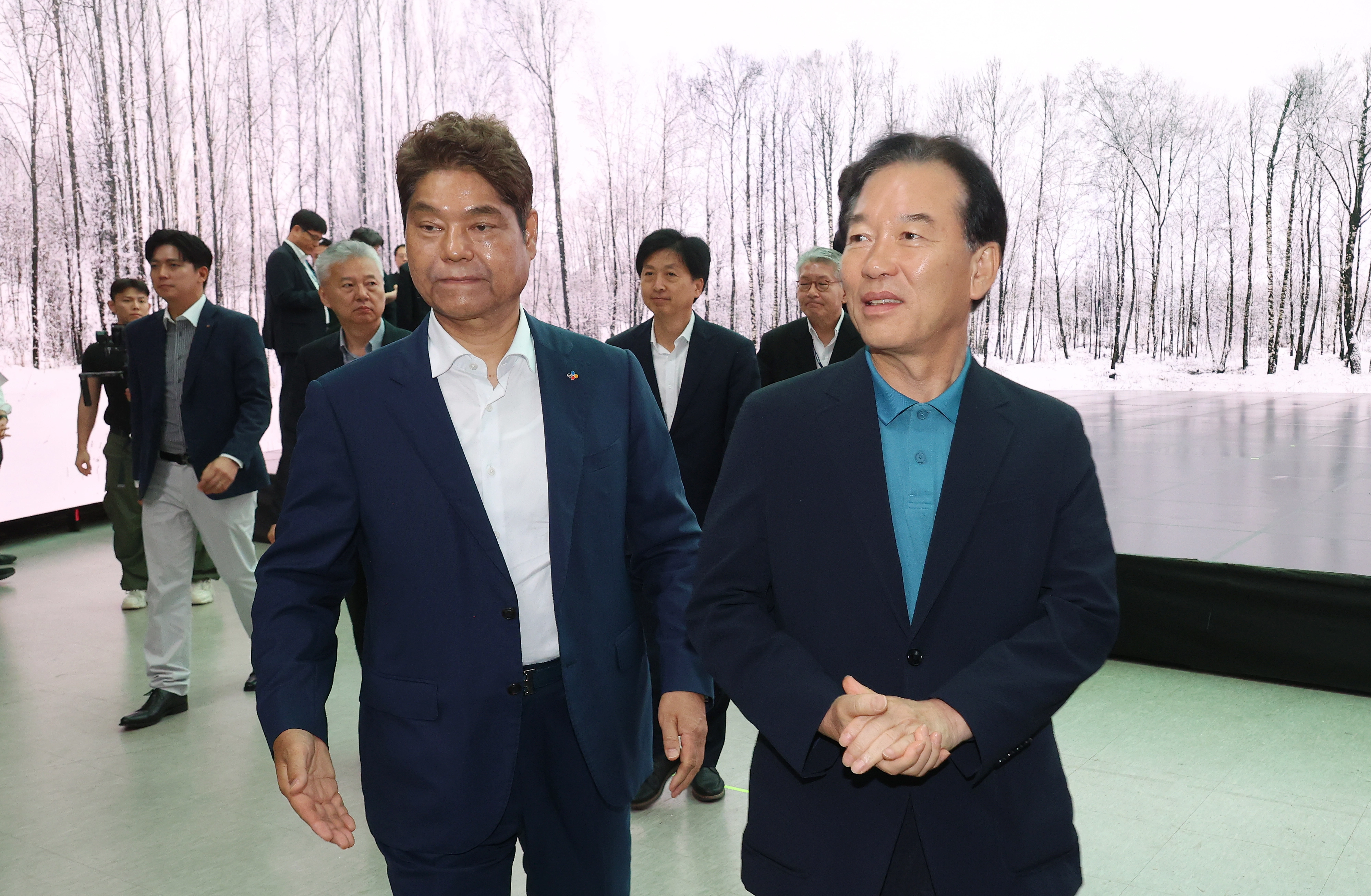 국정기획위 경제 1분과 정태호 분과장이 지난 7월 30일 오전 경기도 파주시 CJ ENM 스튜디오를 방문해 버추얼 프로덕션 스테이지(VP 스테이지)에서 허민회 CJ 경영지원 대표의 안내를 받으며 대형 LED 월 배경으로 제작된 영상제작물을 둘러보고 있다. 2025.7.30 사진공동취재단