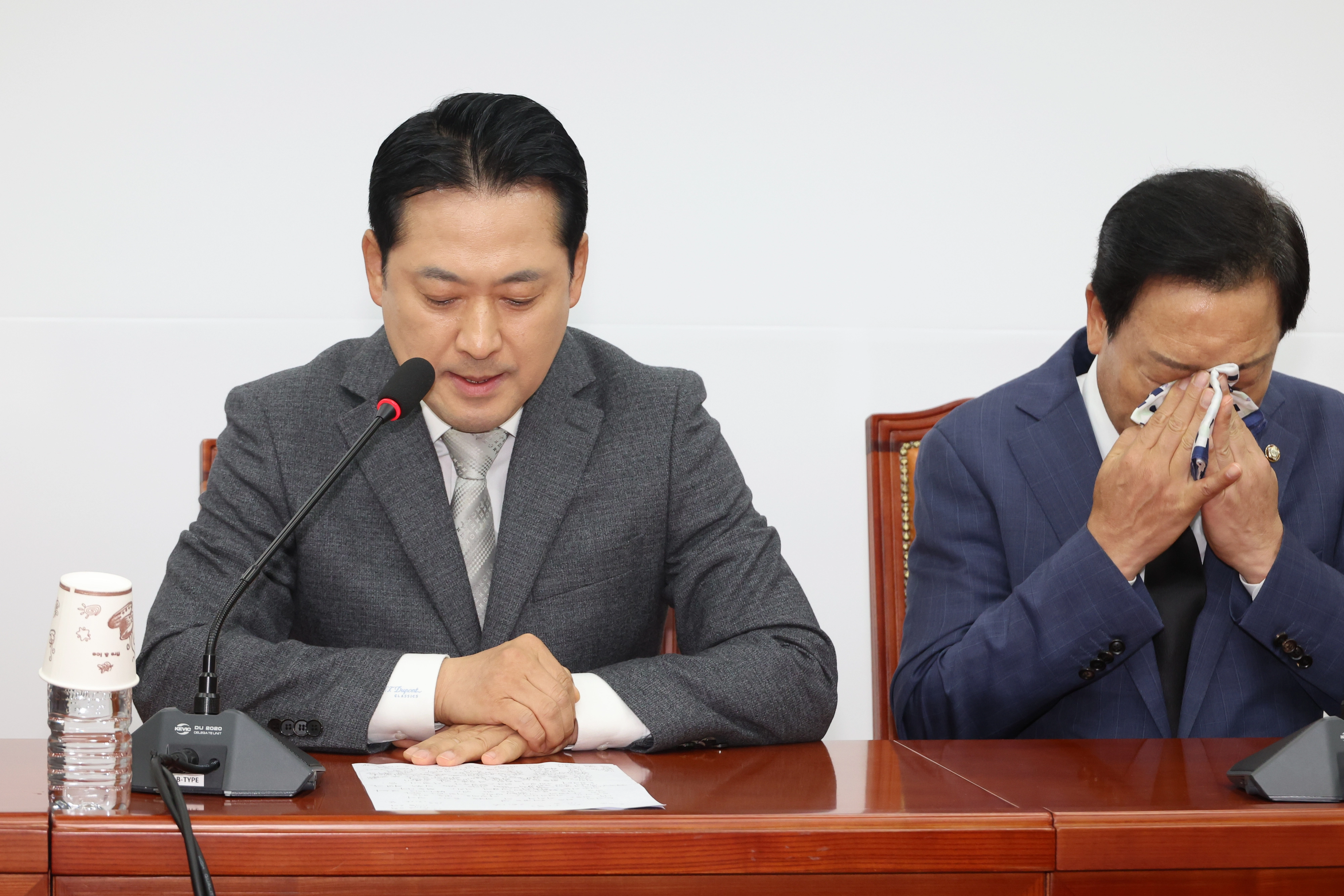 김건희 특검 수사 비판하는 장동혁 대표  장동혁(왼쪽) 국민의힘 대표가 10일 서울 여의도 국회에서 기자회견을 열고, 김건희 여사 관련 의혹을 수사 중인 민중기 특별검사팀에 조사받은 양평군 공무원이 자택에서 숨진 채 발견된 것과 관련해 특검 수사를 비판하고 있다. 연합뉴스