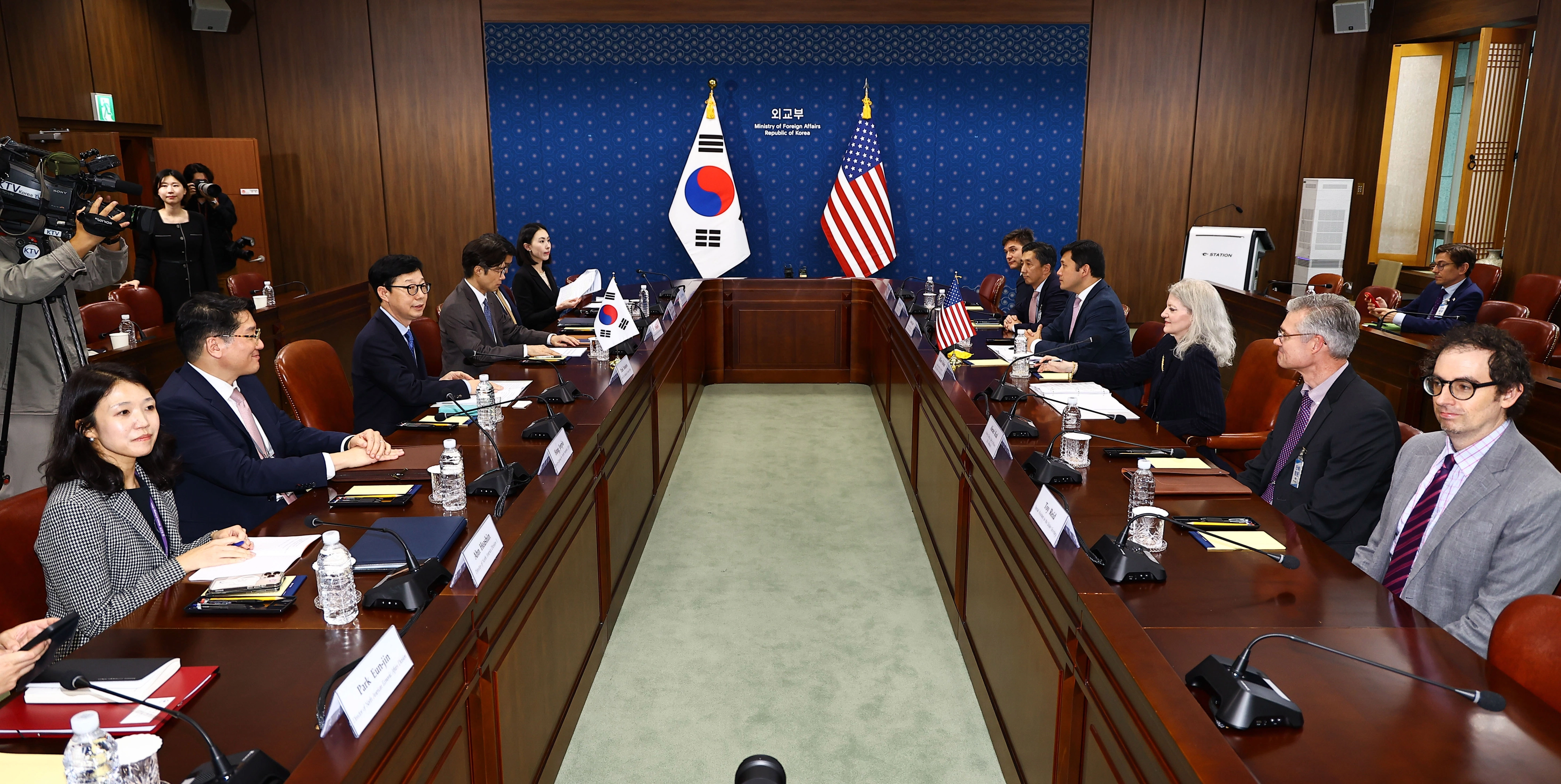 서울서 열린 한미 외교차관 전략대화  박윤주 외교부 1차관과 앨리슨 후커 미국 국무부 정무차관이 10일 오후 서울 종로구 외교부 청사에서 한미 외교차관 전략대화를 하고 있다. 2025.10.10 연합뉴스