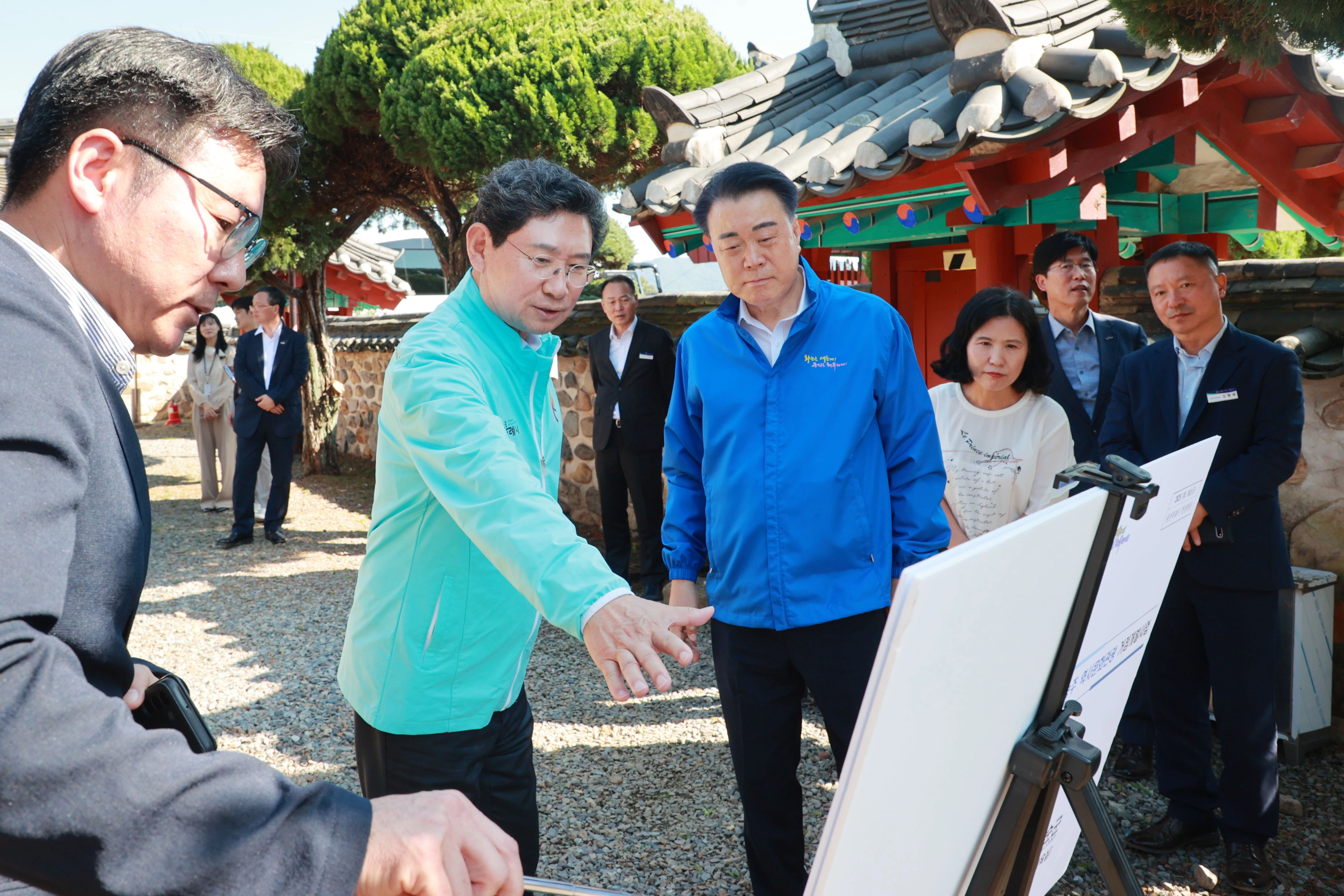 이상일 용인특례시장과 구복규 화순군수가 화순 조광조 선생 유배지를 둘러보고 있다.(용인시 제공)