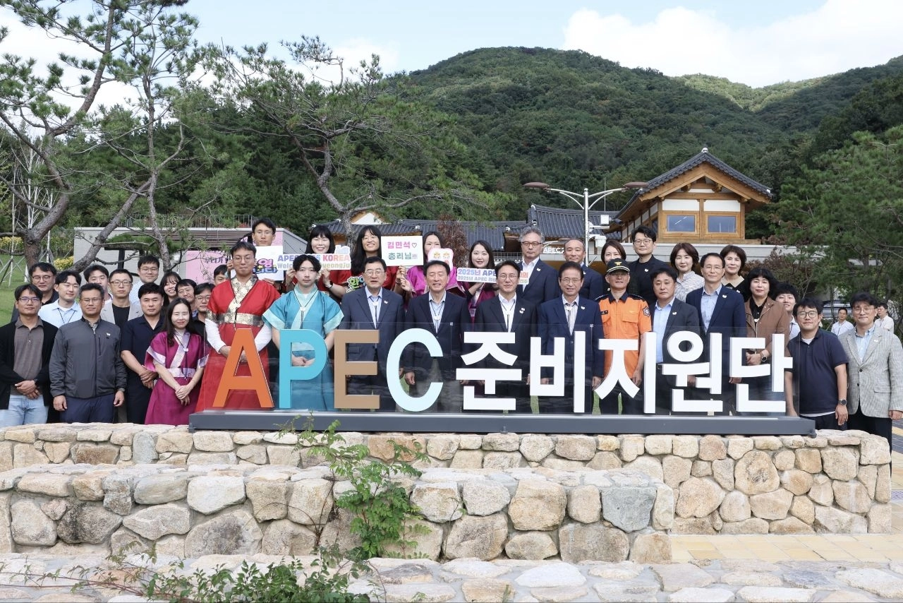 김민석 국무총리, ‘2025 APEC 정상회의’ 현장 근무자 격려  김민석 국무총리가 10일 경주 APEC준비지원단에서 APEC 정상회의 현장 근무자들과 기념촬영을 하고 있다. 2025.10.10 총리실 제공