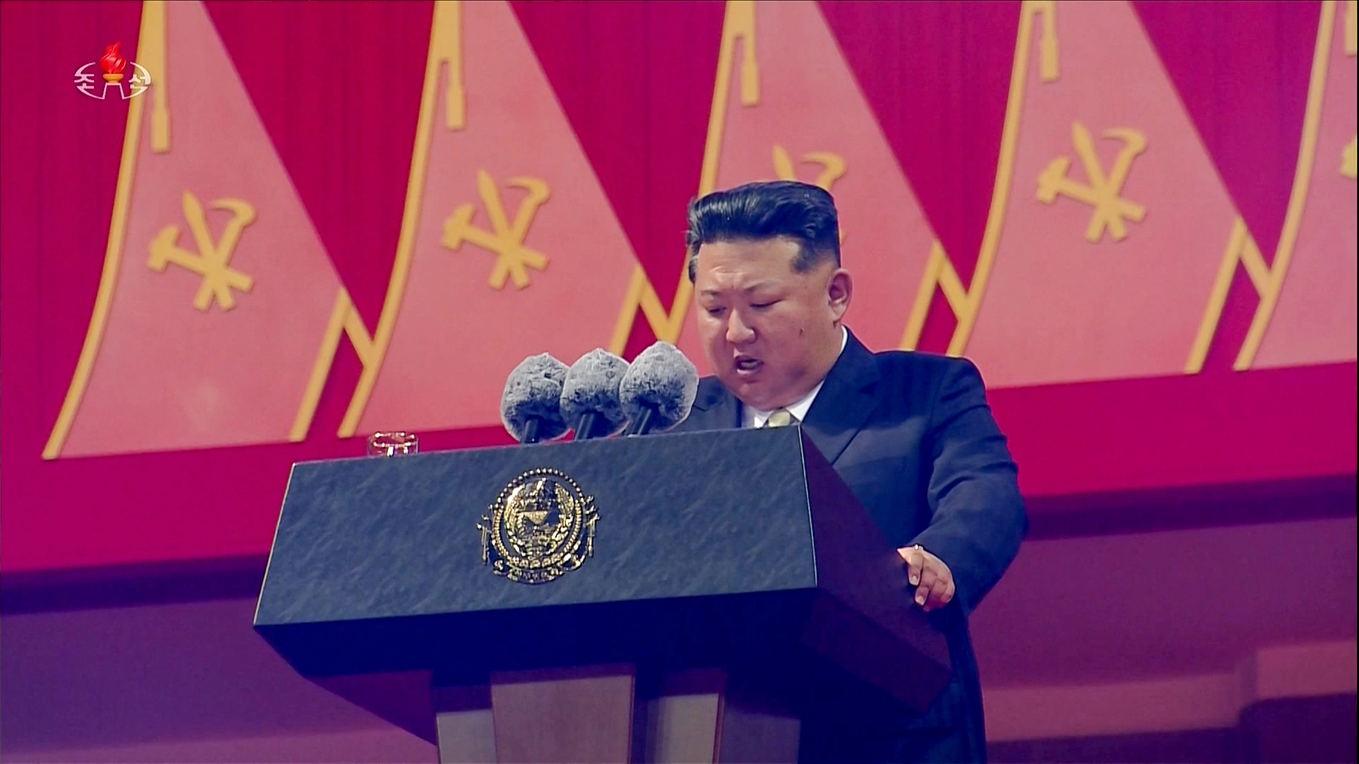 김정은, 당 창건 80주년 경축대회서 육성 연설  김정은 북한 국무위원장이 지난 9일 평양 5월1일 경기장에서 열린 노동당 창건 80주년 경축대회서 기념연설을 했다고 조선중앙TV가 10일 보도했다. [조선중앙TV 화면] 2025.10.10 연합뉴스