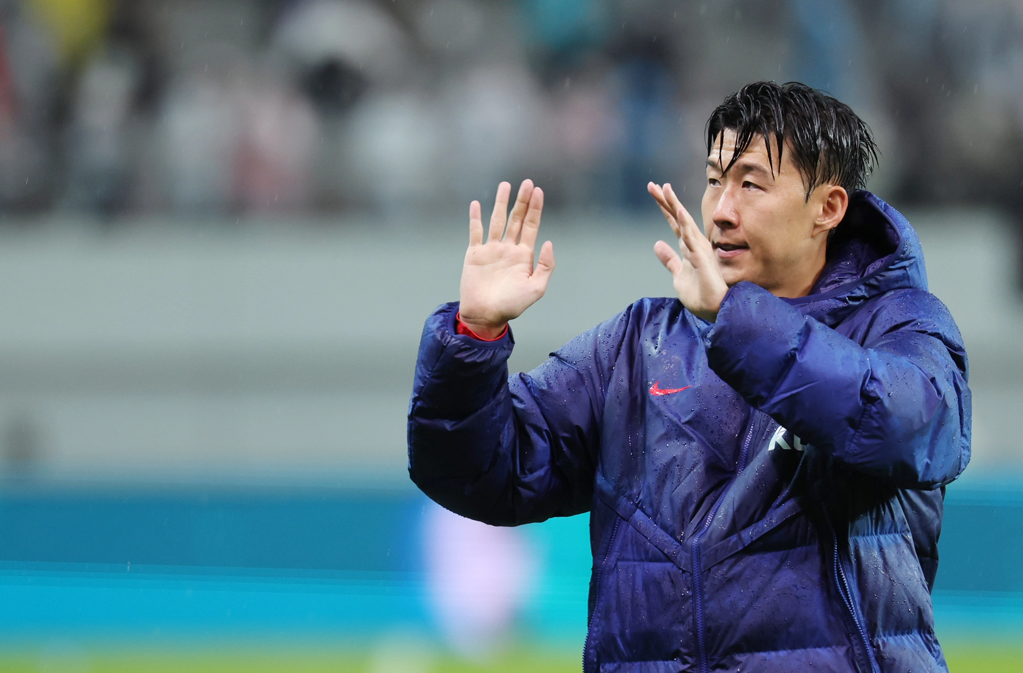 아쉬운 손흥민  10일 서울 마포구 서울월드컵경기장에서 열린 한국과 브라질 축구 대표팀의 친선경기. 5-0으로 패배한 한국 손흥민이 팬들에게 인사하고 있다. 연합뉴스