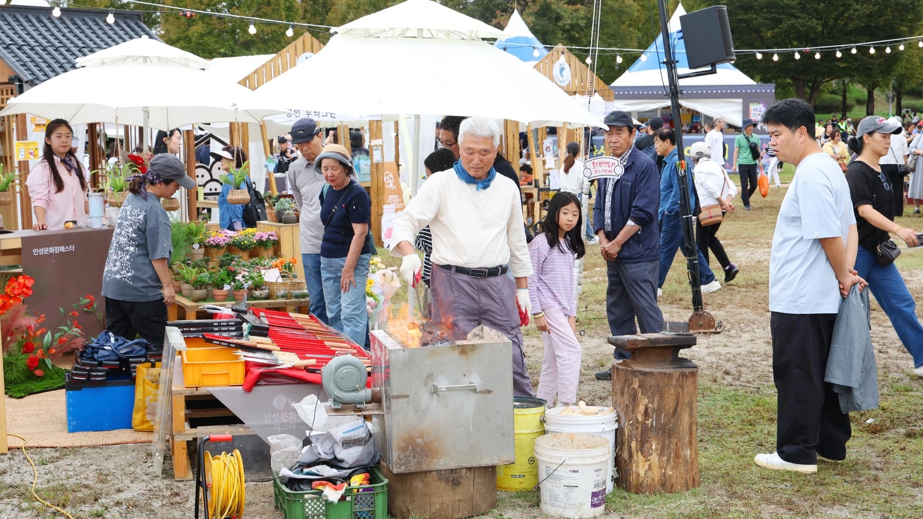 안성 2025 남사당 바우덕이 축제현장에서 문화장인이 공예를 시연하고 있다.(안성시 제공)