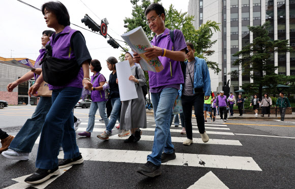 11일 서울 종로구 별들의집 앞에서 열린 10.29 이태원 참사 3주기 ‘진실과 정의를 향한 걸음’ 걷기대회에 참석한 유가족과 시민들이 도심을 걷고 있다. 2025.10.11  연합뉴스