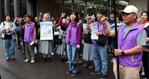 11일 서울 종로구 별들의집 앞에서 열린 10.29 이태원 참사 3주기 ‘진실과 정의를 향한 걸음’ 걷기대회에 앞서 유가족과 시민들이 구호를 외치고 있다. 2025.10.11  연합뉴스