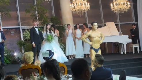 벨기에 출신 방송인 줄리안 퀸타르트가 지난 11일 서울 모처에서 5세 연하 한국인 신부와 비공개 결혼식을 올렸다. 이창용 도슨트 인스타그램 캡처
