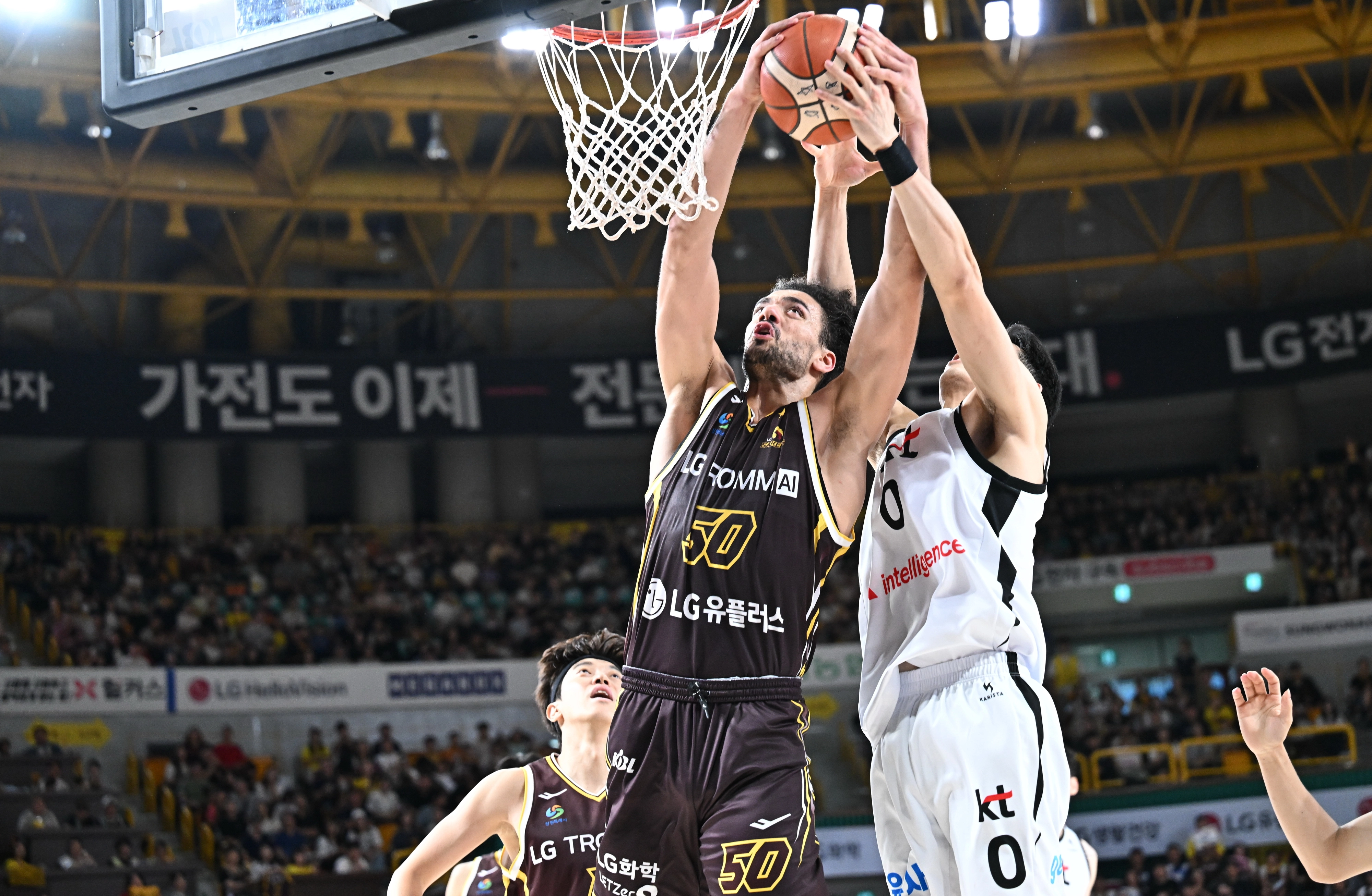 창원 LG 아셈 마레이가 12일 창원체육관에서 열린 2025~26 프로농구 정규시즌 수원 kt와의 홈 경기에서 하윤기를 상대로 공격하고 있다. KBL 제공