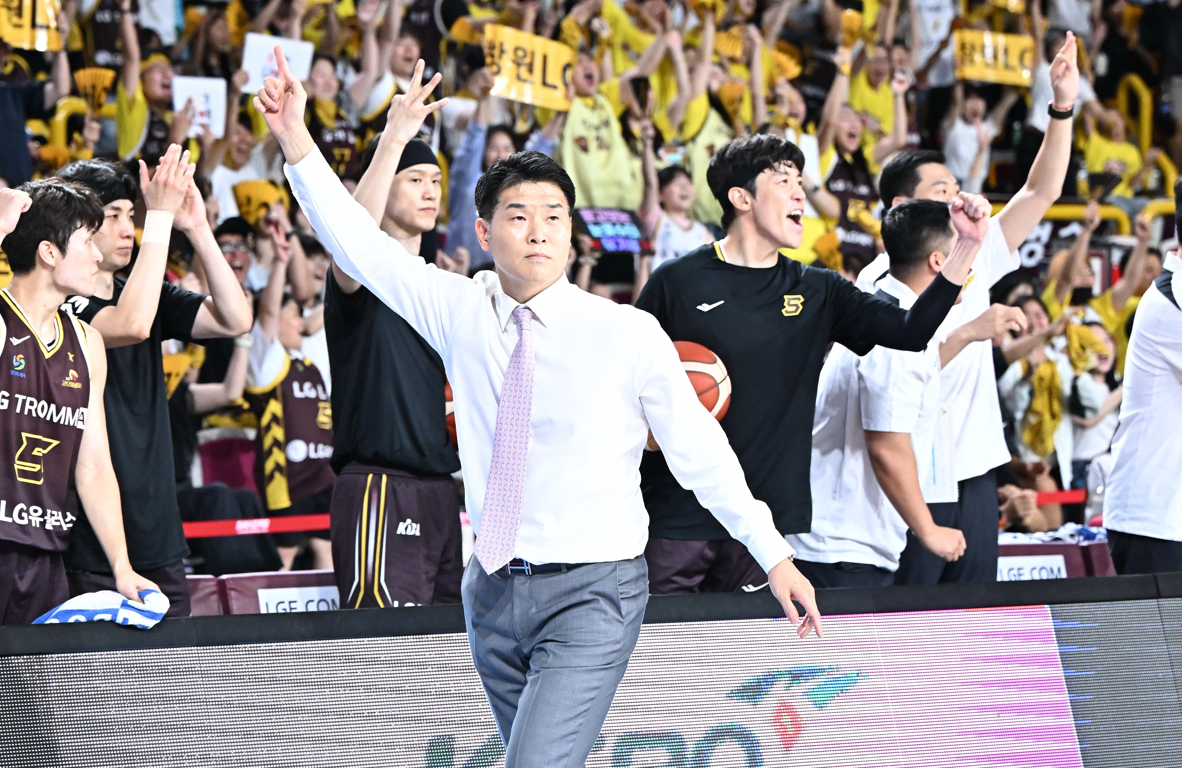 조상현 창원 LG 감독이 12일 창원체육관에서 열린 2025~26 프로농구 정규시즌 수원 kt와의 홈 경기에서 세레머니하고 있다. KBL 제공