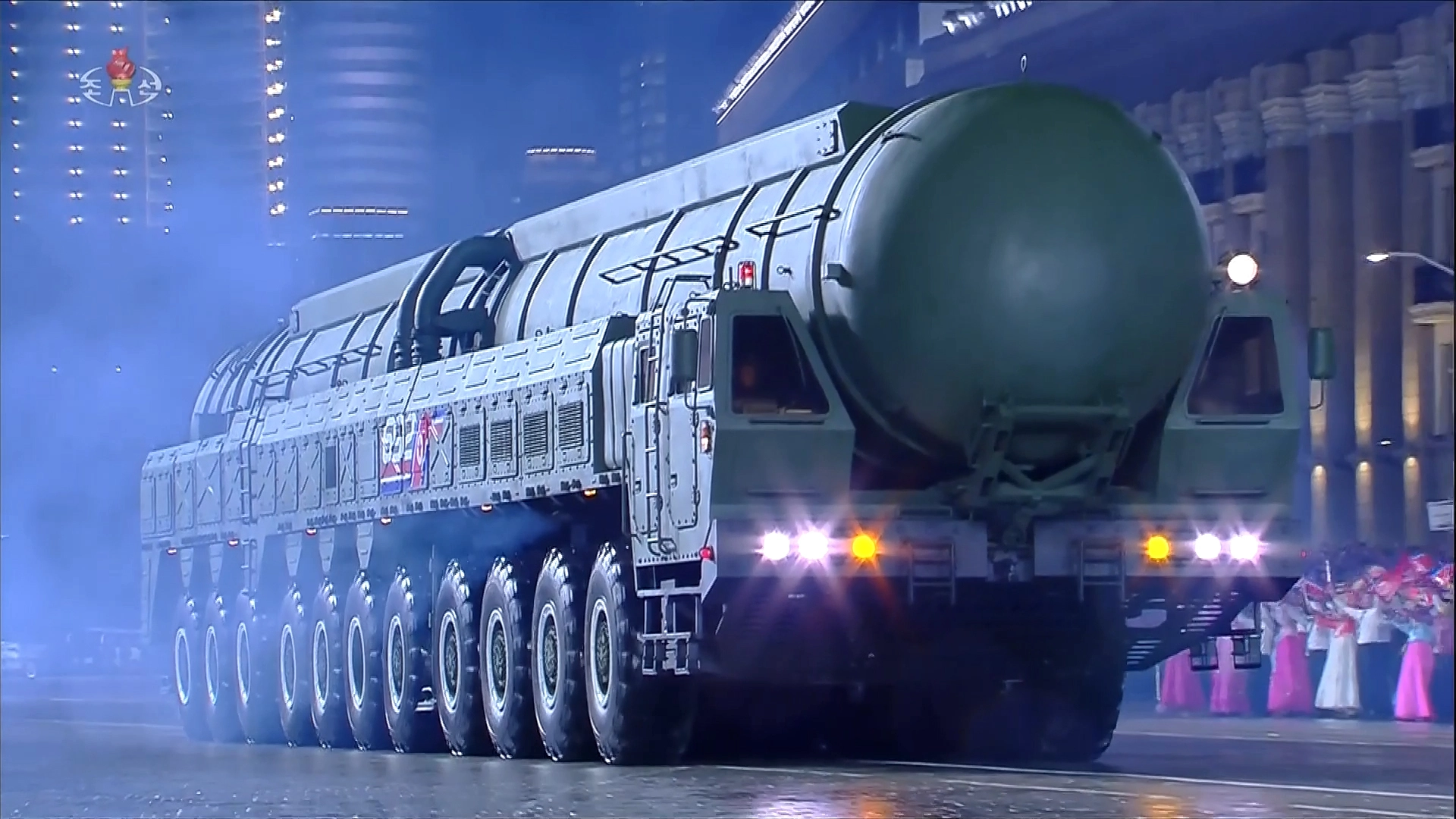 북한 노동당 창건 80주년 경축 열병식에서 공개된 신형 대륙간탄도미사일(ICBM) 화성-20형. 2025.10.11 조선중앙TV