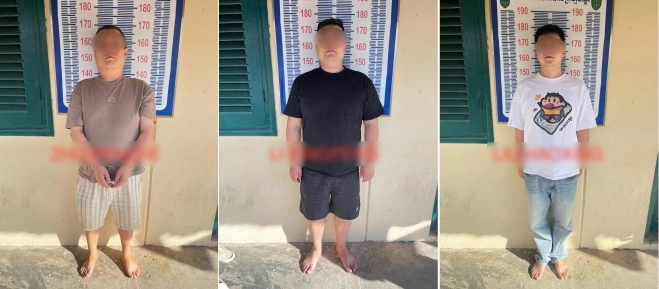 ‘온라인 스캠’ 범죄 조직과 전쟁에 나선 캄보디아 당국 합동단속반이 지난 8월 캄폿주에서 펼친 단속 작전에서 체포한 중국인들을 현지 크메르타임스가 보도했다. 이들 중국인 3명은 지난 8월 한국인 대학생이 캄보디아에서 고문당한 뒤 숨진 사건을 수사한 현지 검찰에 의해 살인 혐의로 재판에 넘겨졌다. 지난 11일 캄보디아 국영 AKP 통신에 따르면 전날 캄보디아 깜폿지방검찰청은 살인과 사기 혐의로 A(35)씨 등 30~40대 중국인 3명을 구속기소했다. 이들은 지난 8월 캄보디아 깜폿주 보꼬산 인근에서 20대 한국인 대학생 B씨를 살해한 혐의를 받는다. 2025.10.12 연합뉴스