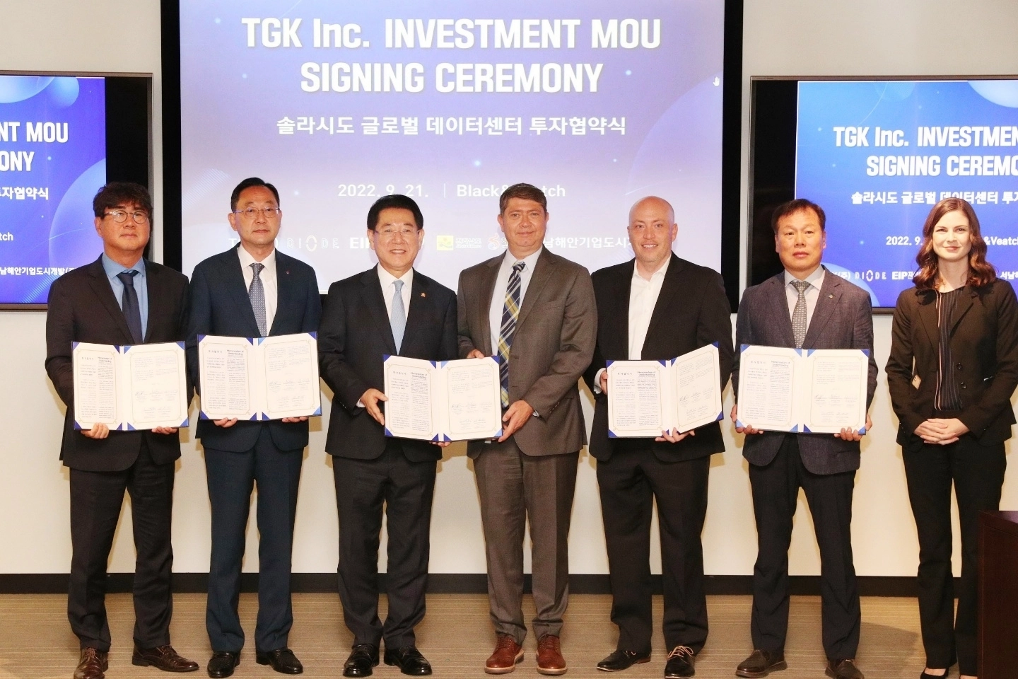 전남도가 2022년 9월 21일(현지시간) 미국 캔자스시티 블랙&비치㈜에서 더그린코리아와 재생에너지 글로벌 데이터센터 건립 투자협약을 체결하고 있다. 왼쪽부터 박희준 이아이피 자산운용㈜ 대표, 명현관 해남군수, 김영록 전남지사, 마리오 아자르 블랙&비치 대표, 브래드 하딘 TGK 대표, 채정섭 서남해안기업도시개발 대표, 레이철 앳베리 TGK 운영이사.
해남군 제공