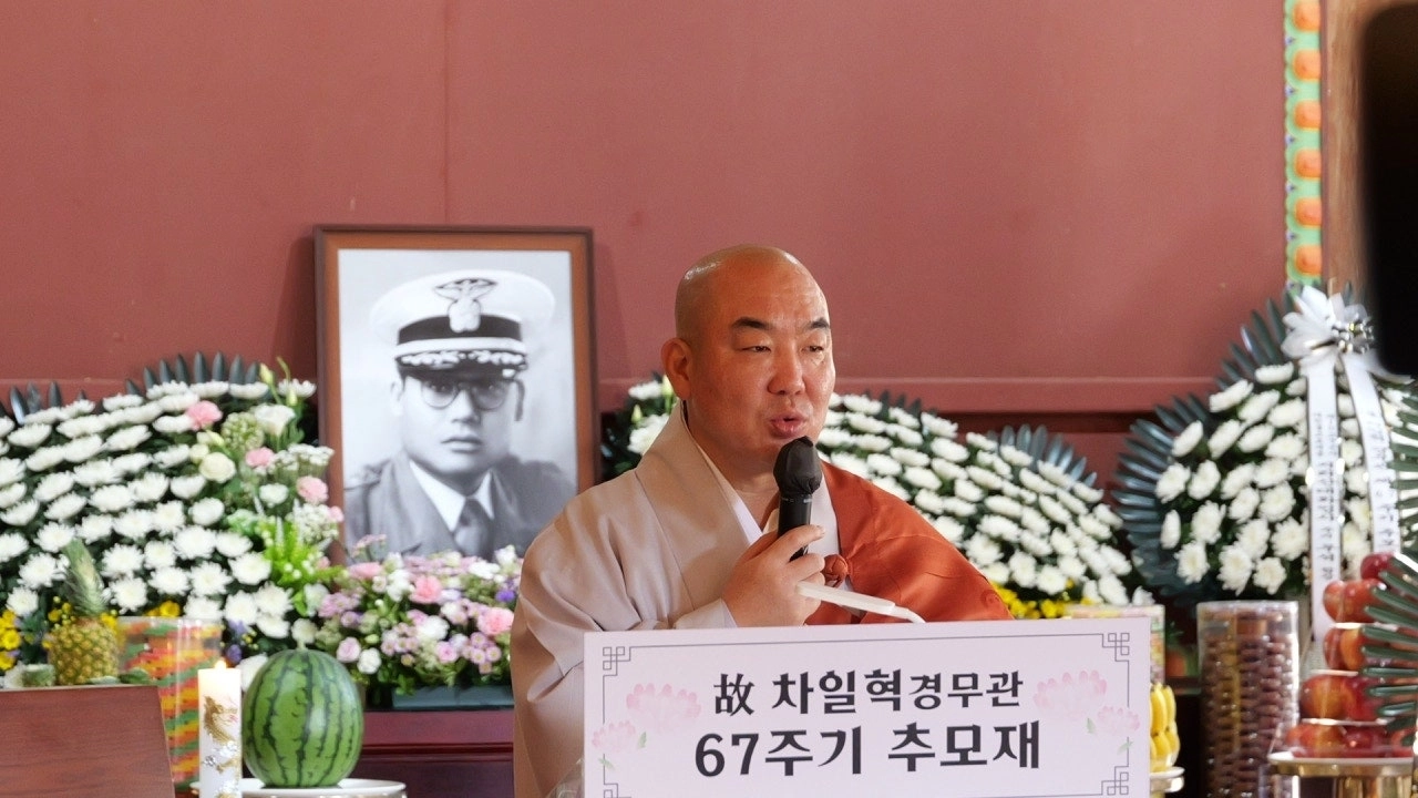화엄사 주지 우석 교구장스님이 추모재를 집전하고 있다.