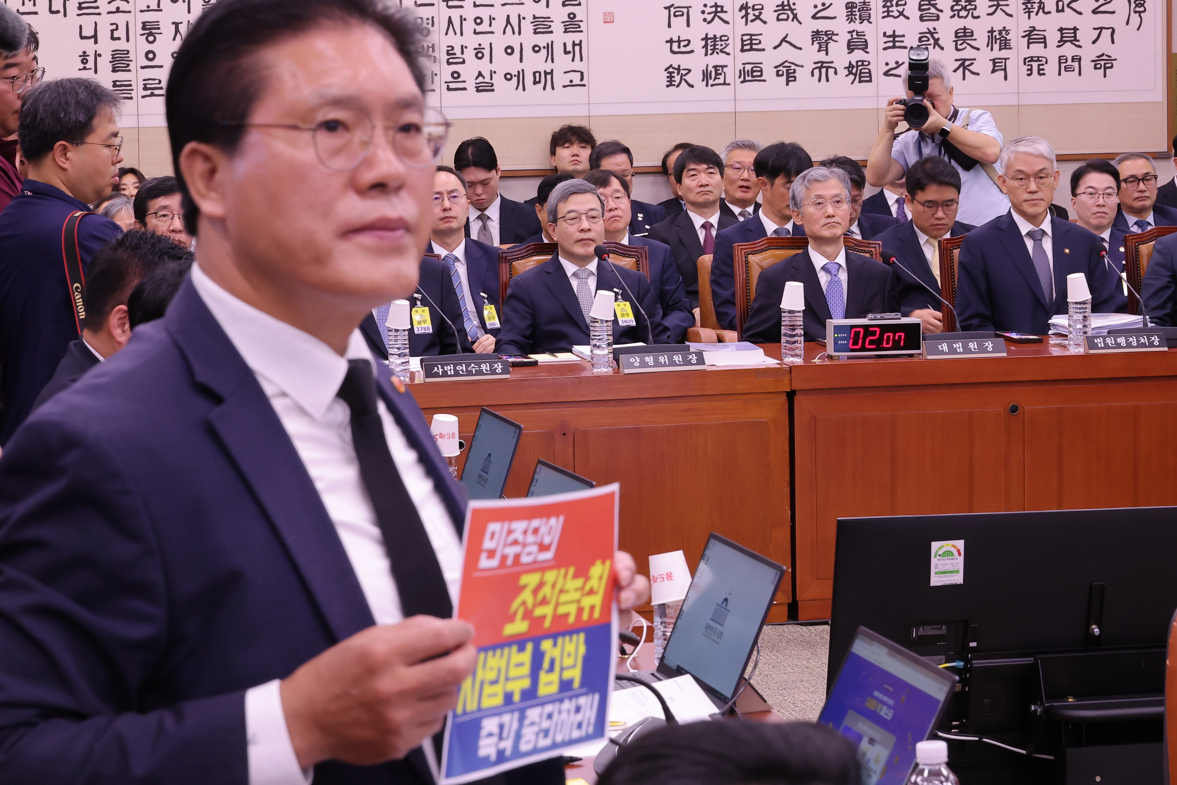법사위 국정감사 출석한 조희대 대법원장  이재명 정부 첫 국정감사가 시작된 13일 서울 여의도 국회에서 열린 법제사법위원회 국정감사에 조희대 대법원장이 출석해 있다. 2025.10.13 연합뉴스