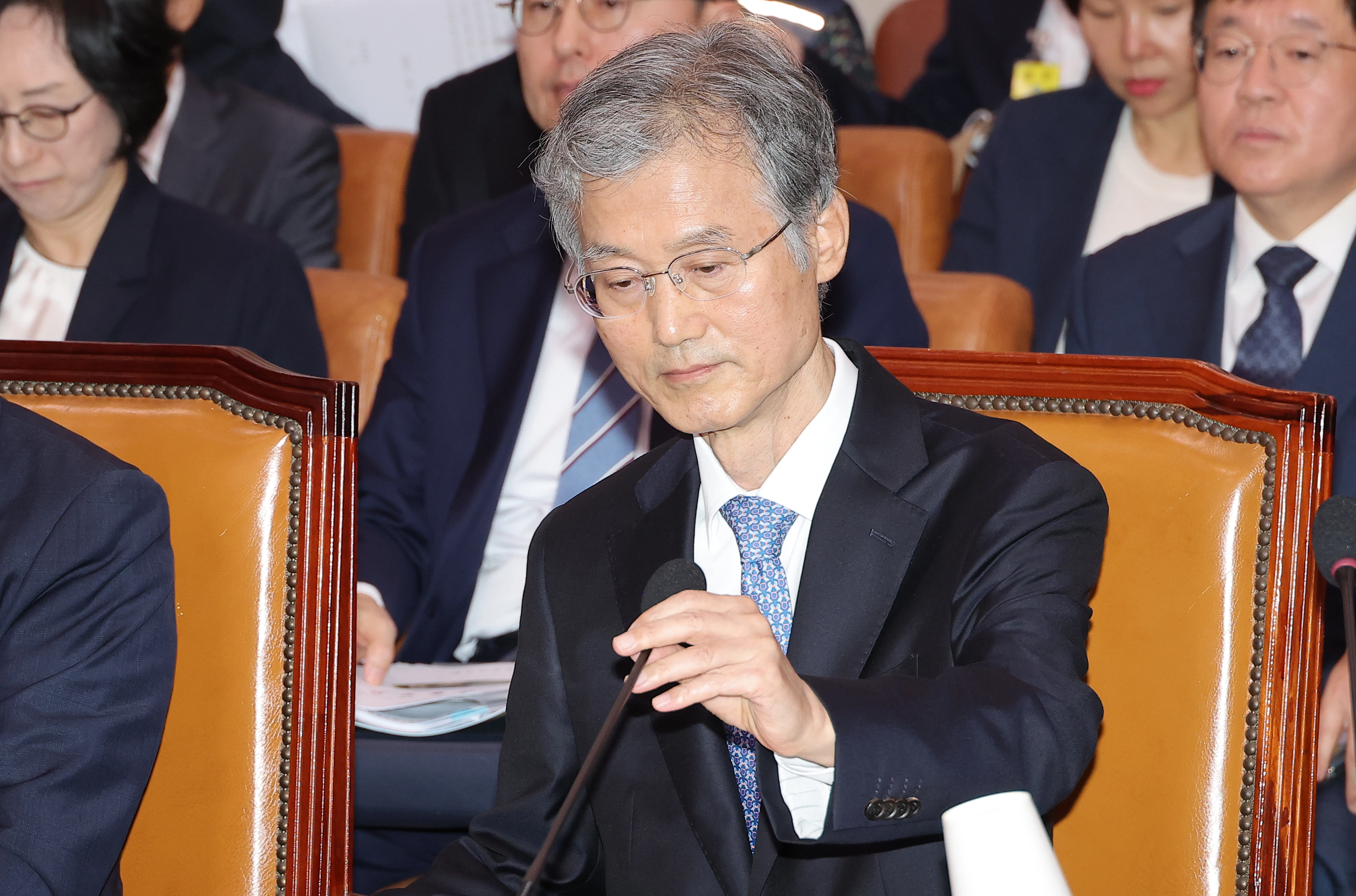 국정감사 출석한 조희대 대법원장  이재명 정부 첫 국정감사가 시작된 13일 서울 여의도 국회에서 열린 법제사법위원회 국정감사에 조희대 대법원장이 출석, 마이크를 조정하고 있다. 2025.10.13 연합뉴스