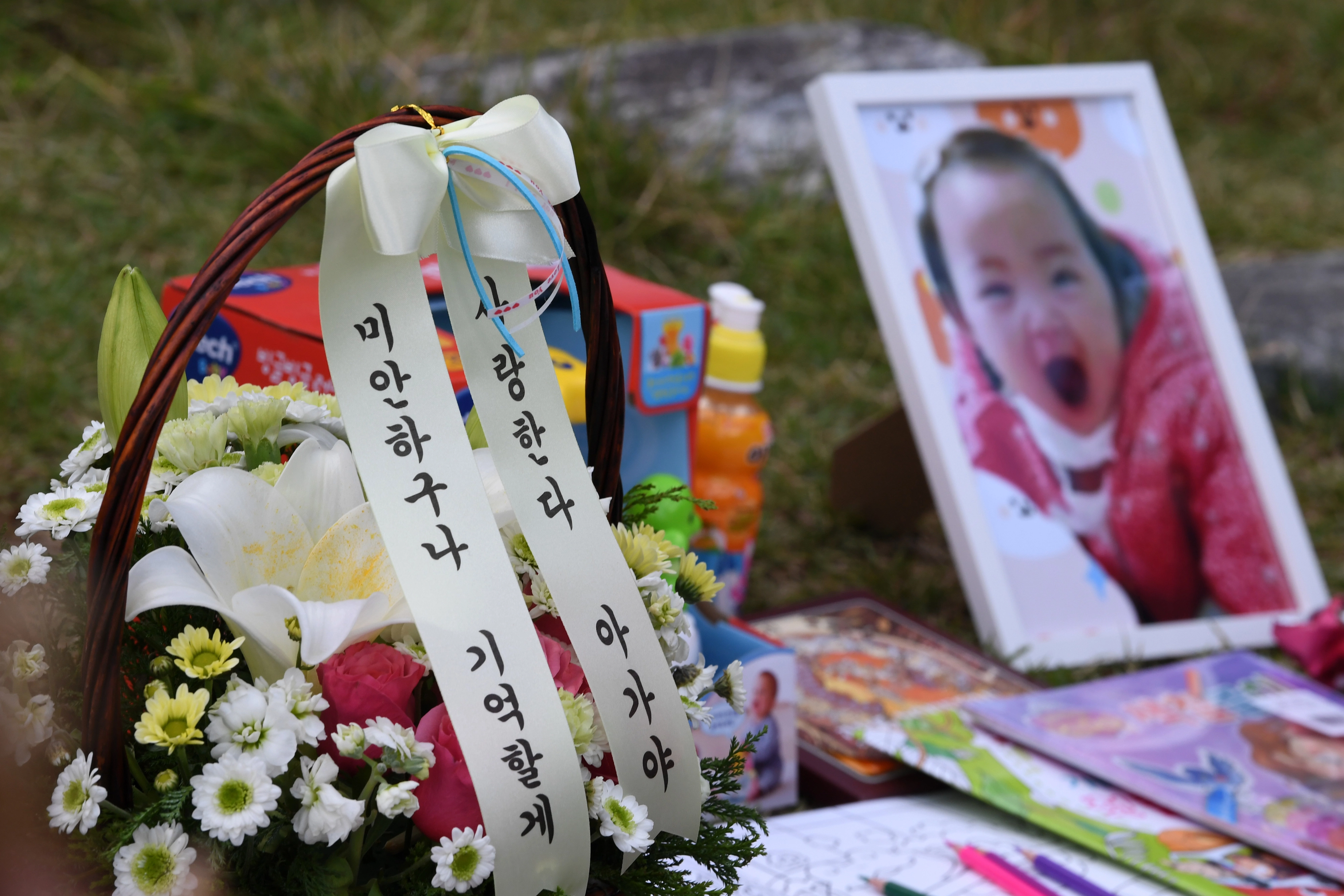 사회-범죄-아동학대-양부모의 지속된 학대로 생후 16개월에 숨진 정인이 1주기를 맞은  양부모 학대로 숨진 정인이 1주기인 13일 오후 경기도 양평군 하이패밀리 안데르센 공원묘원에 추모객들의 발길이 이어지고 있다. 2021.10.13. 도준석 기자 pado@seoul.co.kr