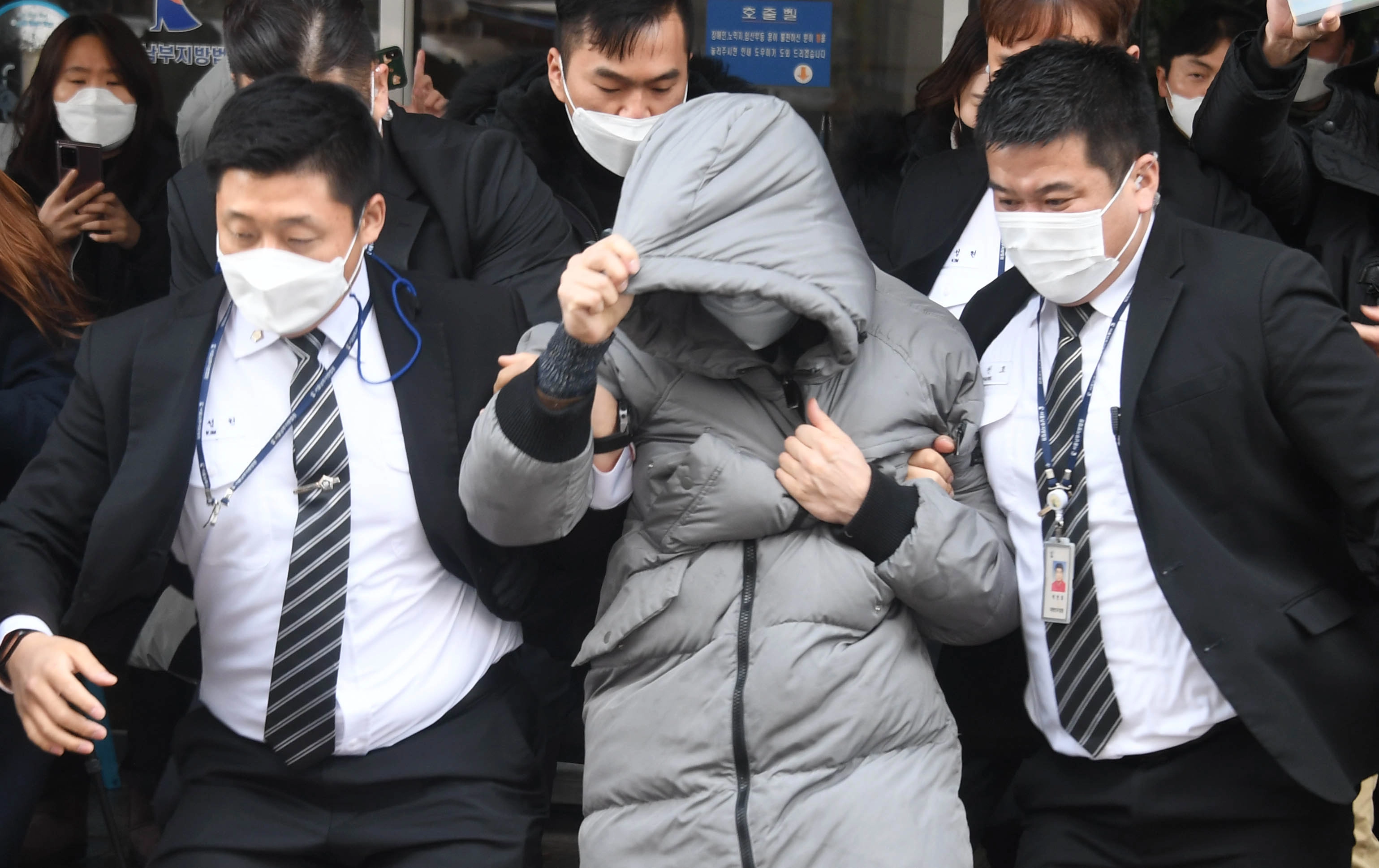 정인양을 입양한 후 수개월간 학대해 사망에 이르게 한 혐의를 받는 양부 안모씨가 13일 오전 서울 양천구 서울남부지방법원에서 열린 아동복지법위반(아동유기·방임) 등 첫 공판기일을 마치고 법원 청사를 나서고 있다. 2021. 1. 13 오장환 기자5zzang@seoul.co.kr