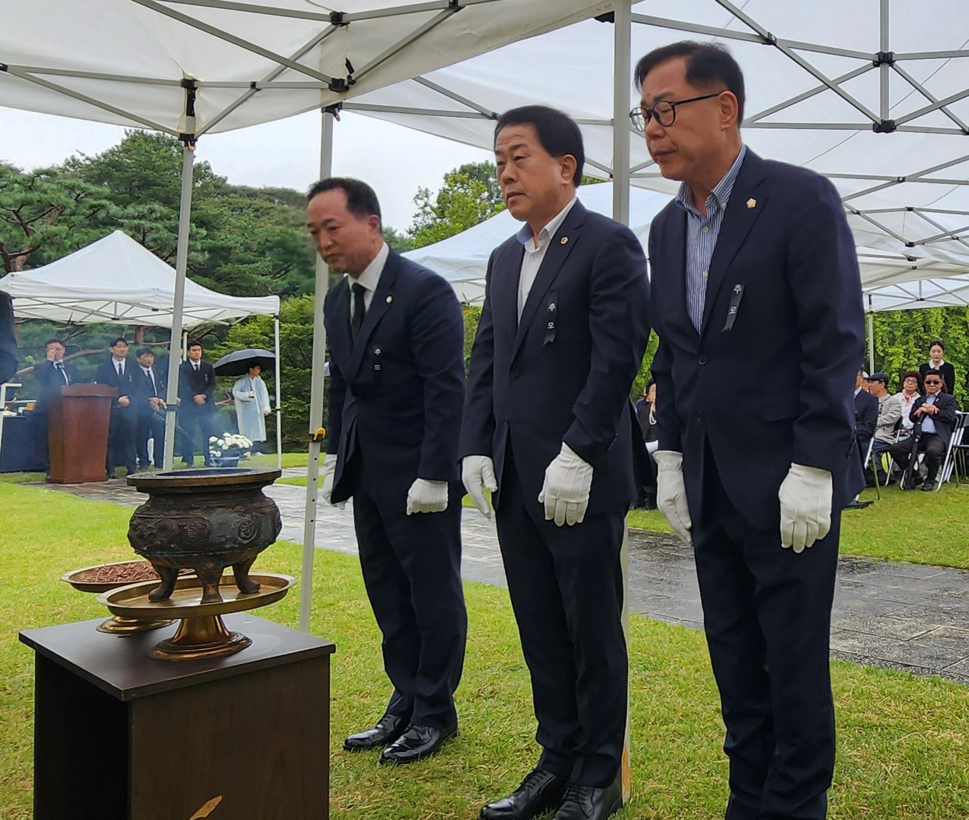 지난 10일 , 용산구 효창공원 이봉창 의사 묘역에서 열린 ‘이봉창 의사 순국 93주기 추모식’에 참석한 김용호 서울시의원(가운데)이 김송환·오천진 용산구의원들과 함께 헌화 및 분향을 하고 있다.